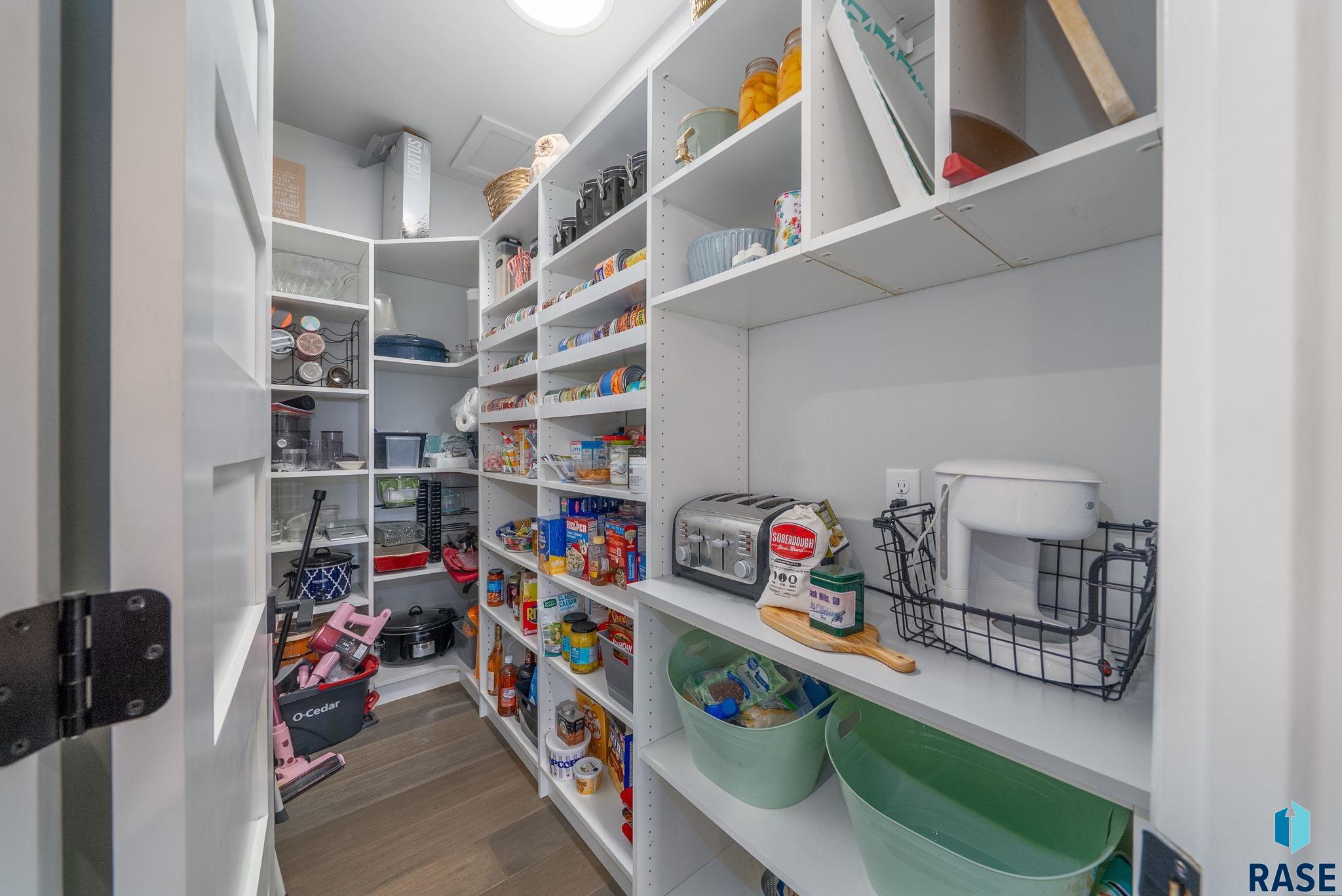 Sioux Falls, South Dakota 57107, United States, 4 Bedrooms Bedrooms, ,3 BathroomsBathrooms,Residential,Active,219212