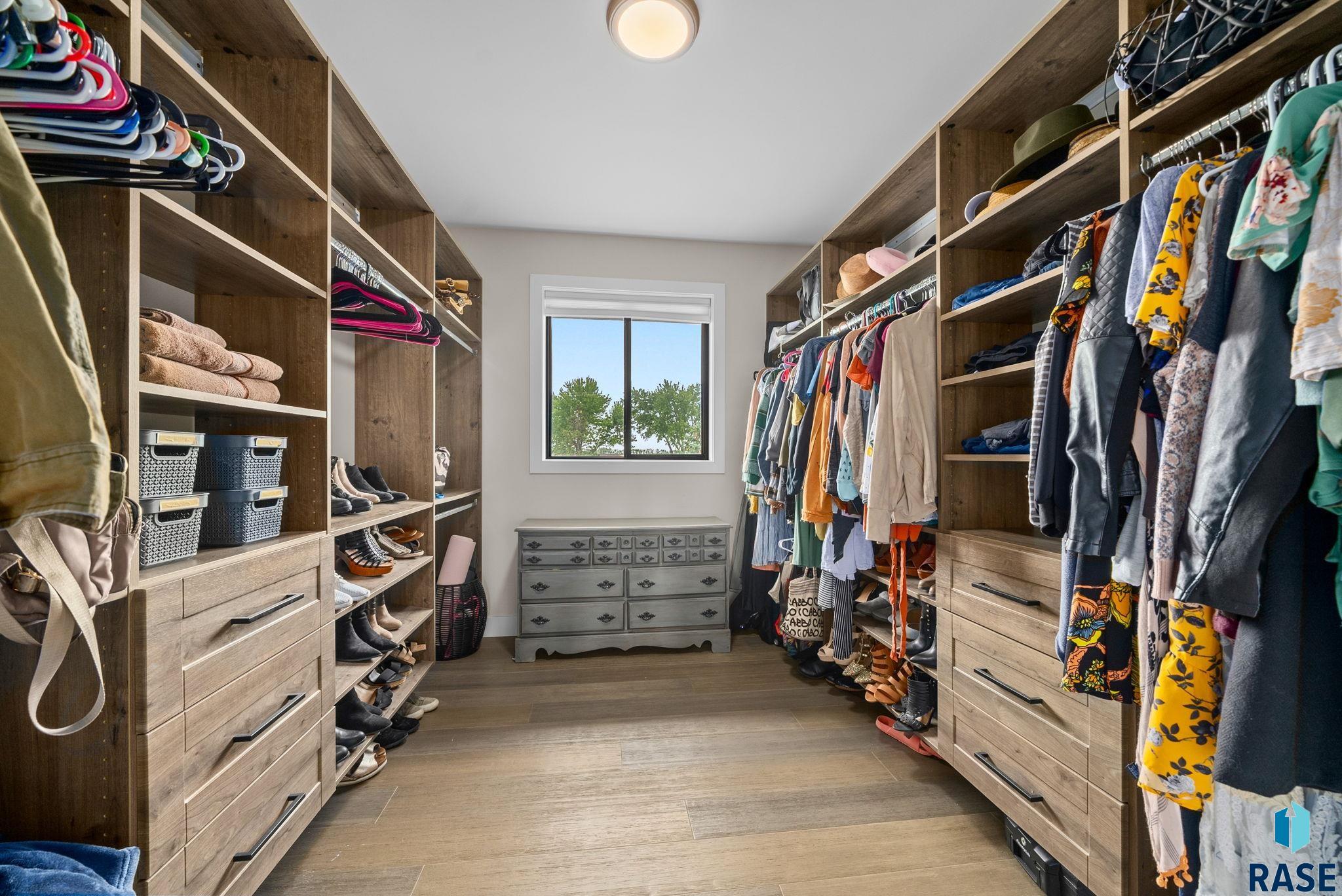 Sioux Falls, South Dakota 57107, United States, 4 Bedrooms Bedrooms, ,3 BathroomsBathrooms,Residential,Active,219212