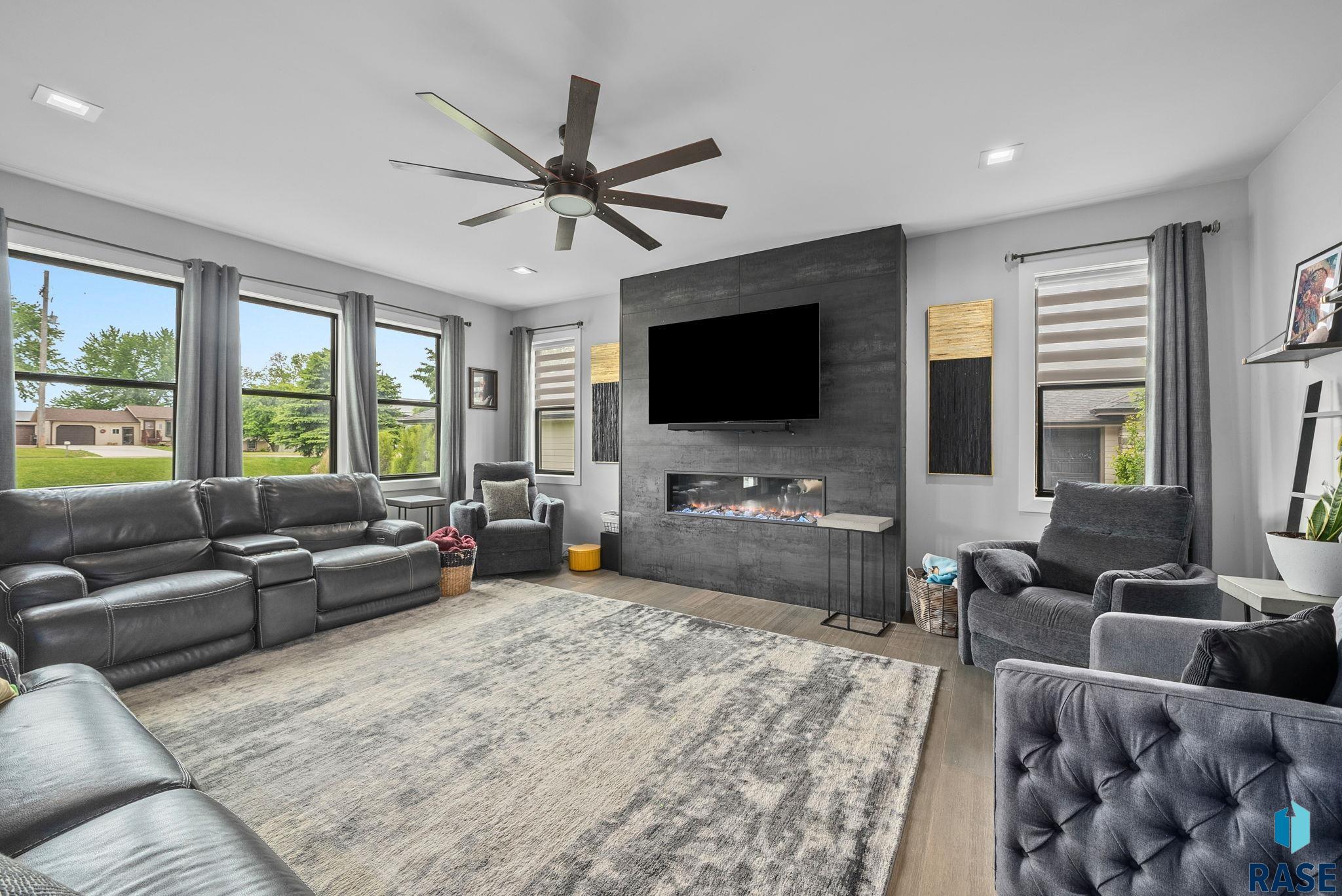 Sioux Falls, South Dakota 57107, United States, 4 Bedrooms Bedrooms, ,3 BathroomsBathrooms,Residential,Active,219212