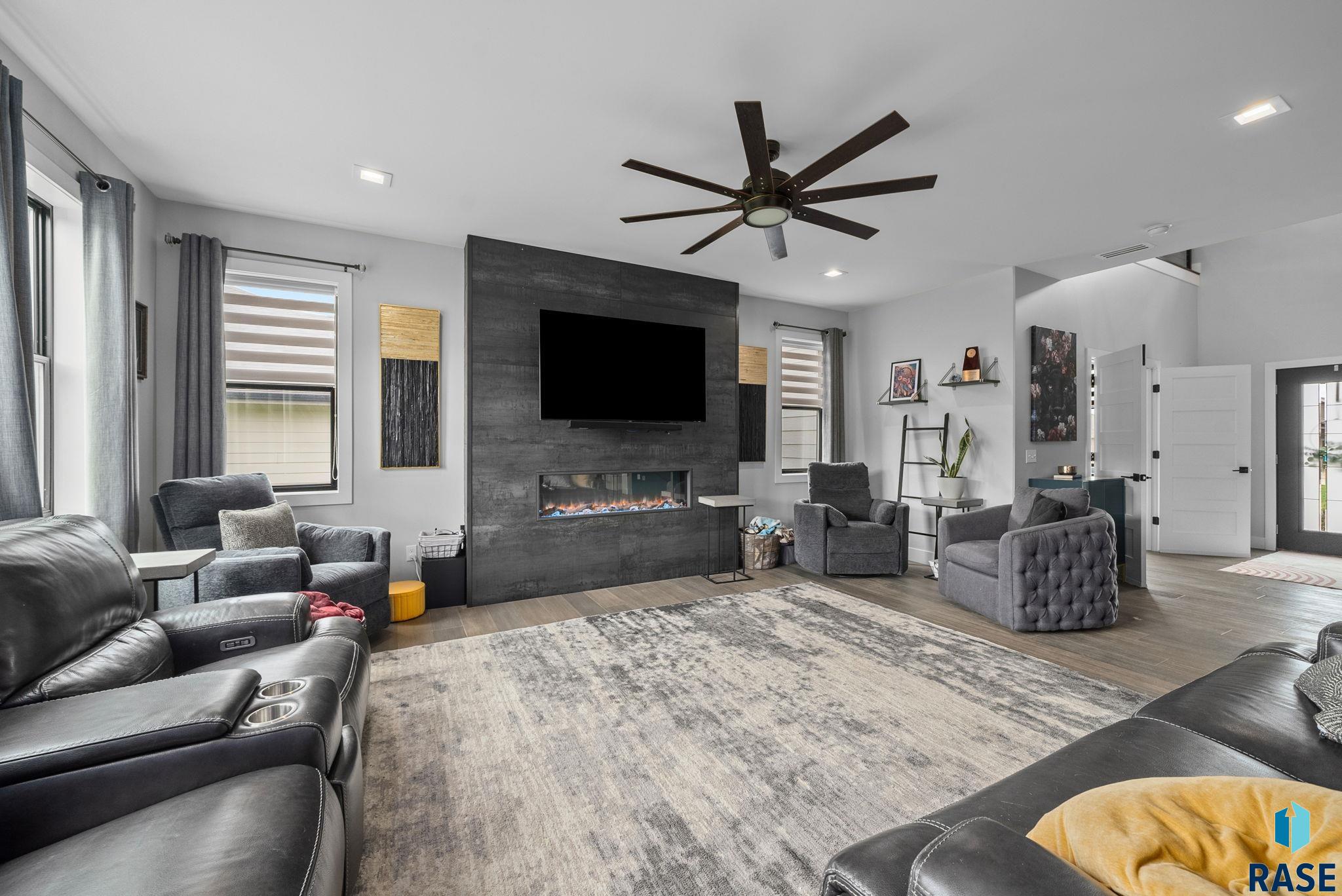 Sioux Falls, South Dakota 57107, United States, 4 Bedrooms Bedrooms, ,3 BathroomsBathrooms,Residential,Active,219212