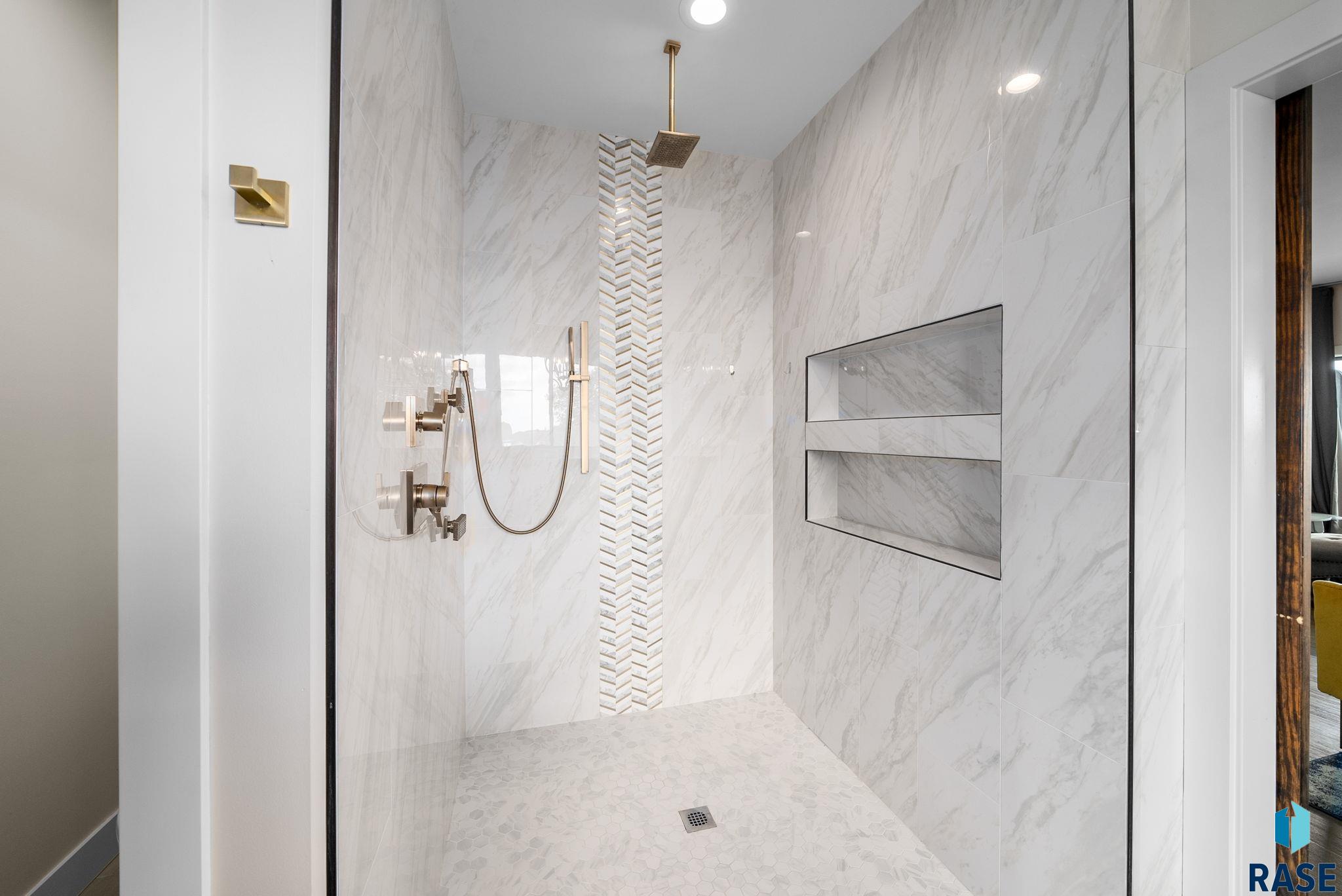 Sioux Falls, South Dakota 57107, United States, 4 Bedrooms Bedrooms, ,3 BathroomsBathrooms,Residential,Active,219212