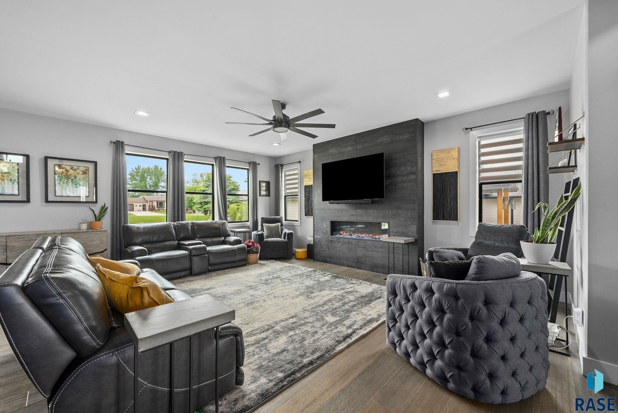 Sioux Falls, South Dakota 57107, United States, 4 Bedrooms Bedrooms, ,3 BathroomsBathrooms,Residential,Active,219212