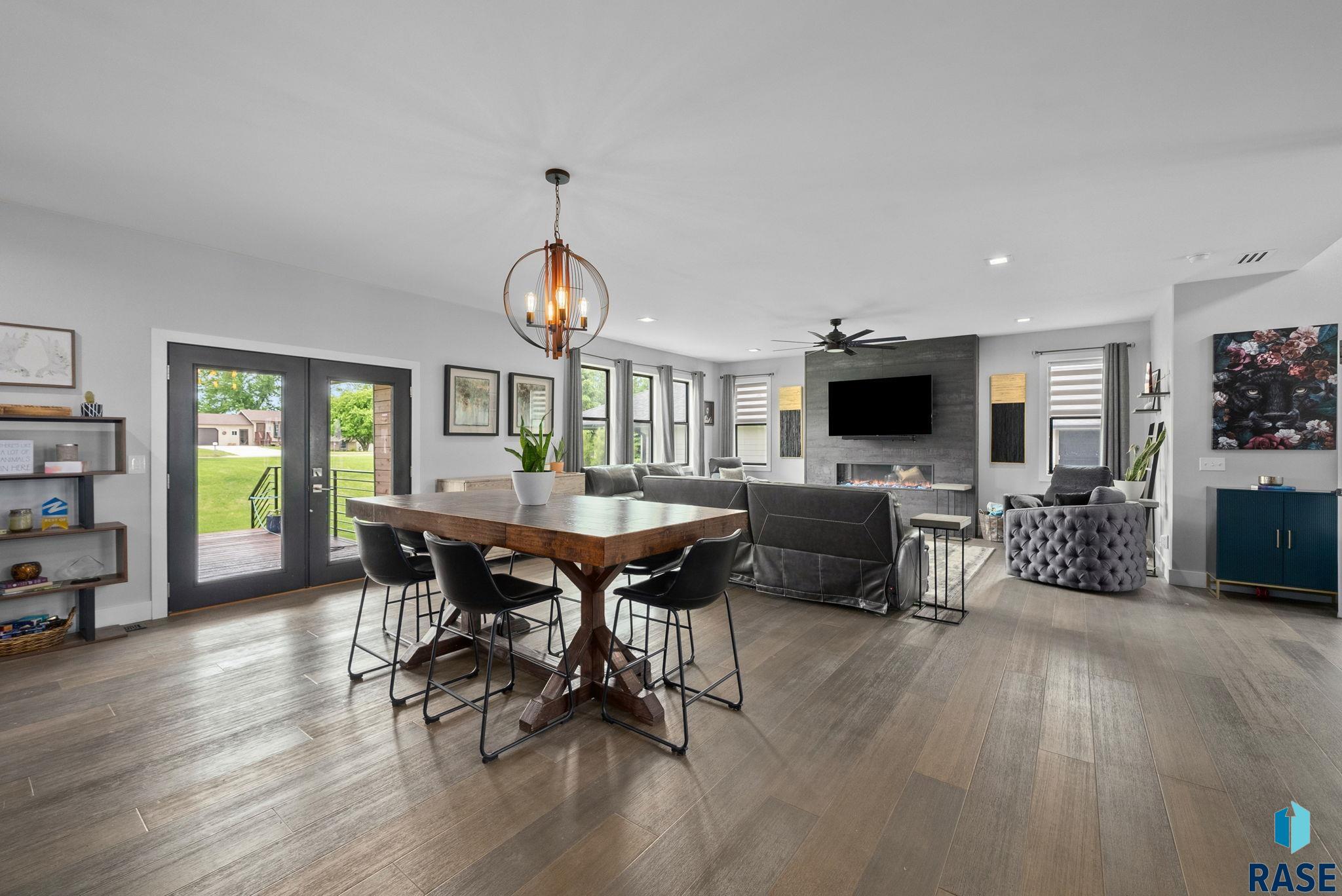 Sioux Falls, South Dakota 57107, United States, 4 Bedrooms Bedrooms, ,3 BathroomsBathrooms,Residential,Active,219212