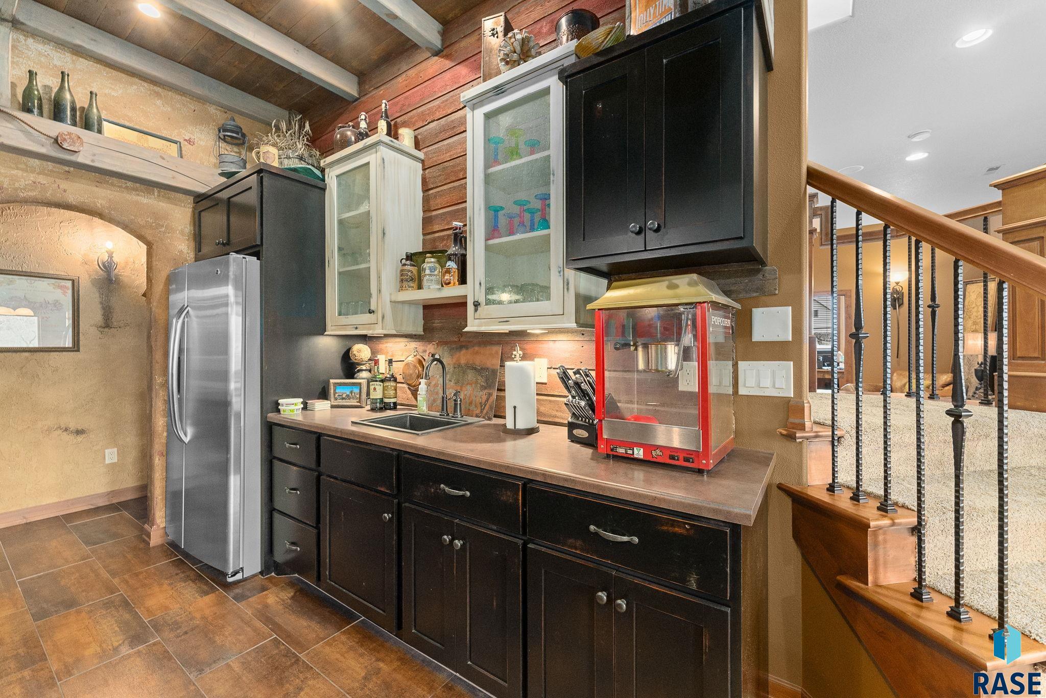 Sioux Falls, South Dakota 57110, United States, 6 Bedrooms Bedrooms, ,5 BathroomsBathrooms,Residential,Active,95199