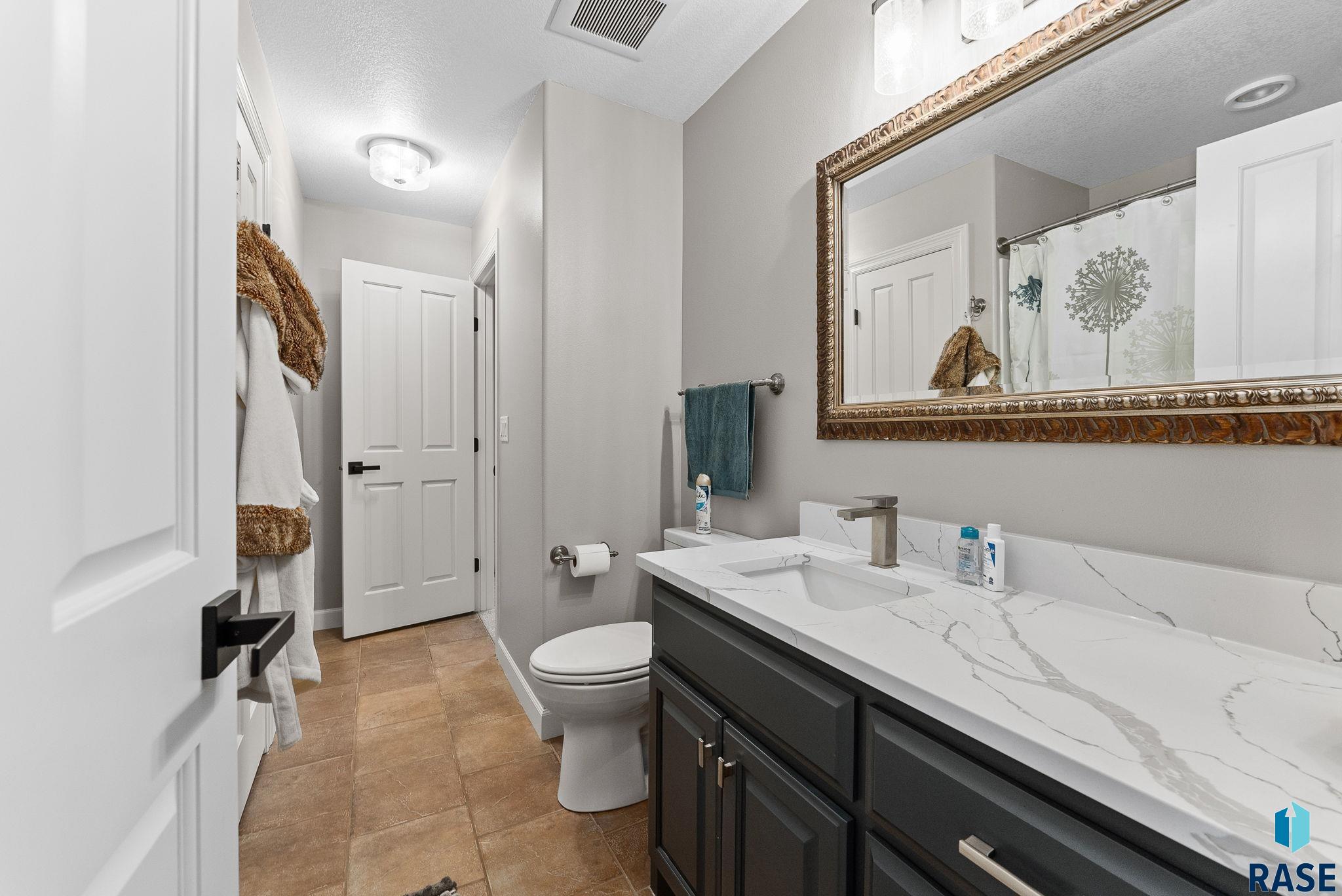 Sioux Falls, South Dakota 57110, United States, 6 Bedrooms Bedrooms, ,5 BathroomsBathrooms,Residential,Active,95199