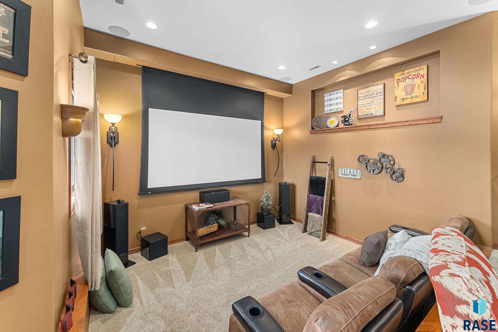 Sioux Falls, South Dakota 57110, United States, 6 Bedrooms Bedrooms, ,5 BathroomsBathrooms,Residential,Active,95199