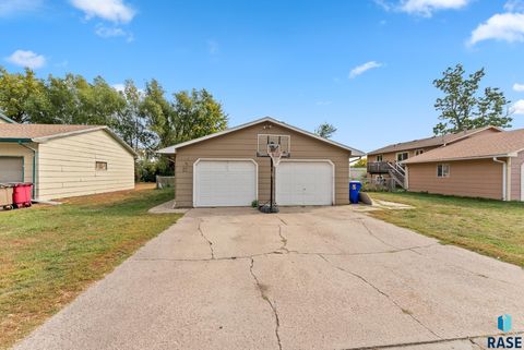 Photo of 616 618 N Garfield Ave, Sioux Falls, SD 57104 (MLS # 22504241)