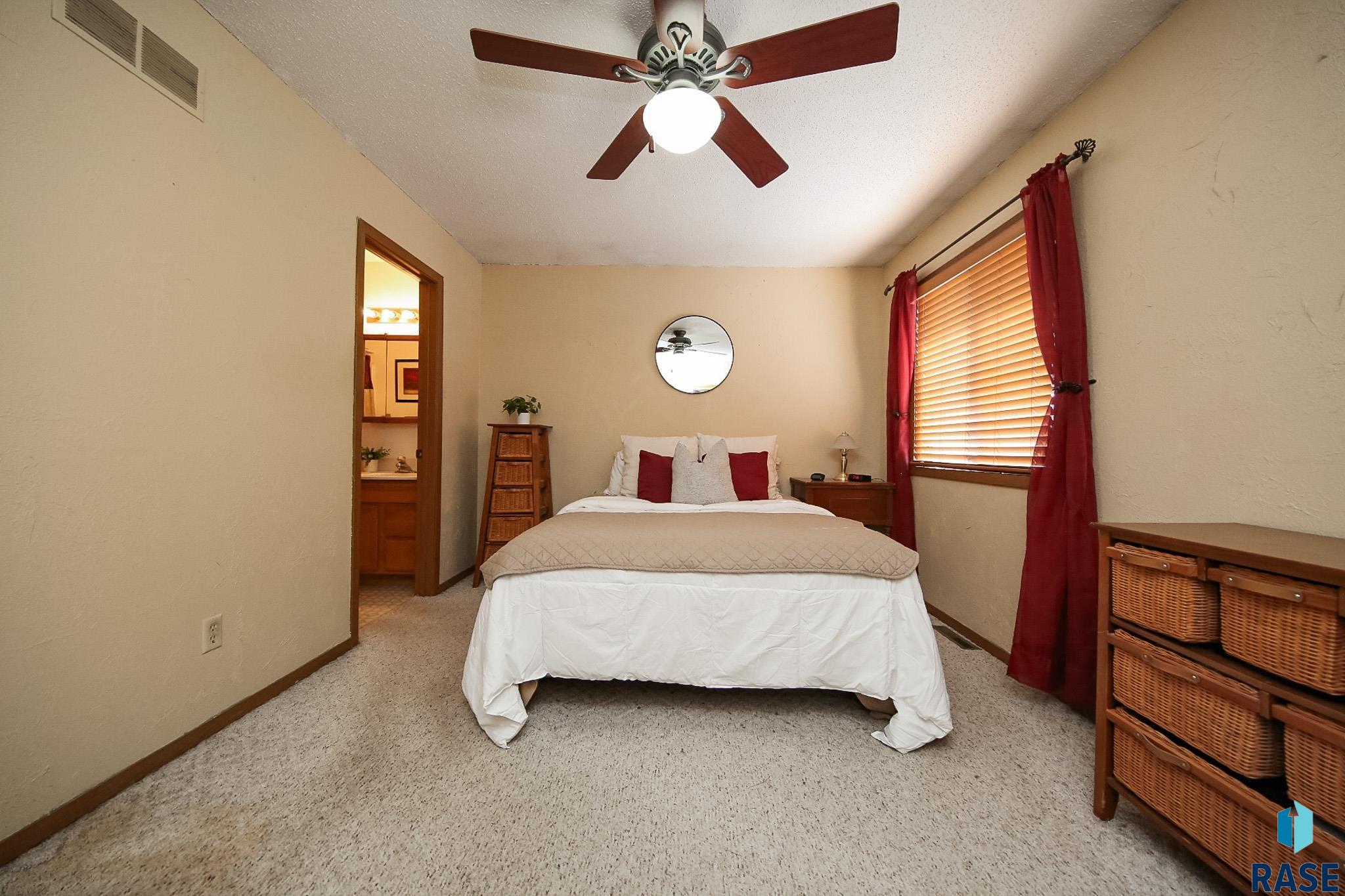 1204 S Newport Pl Place, Sioux Falls, New Jersey image 17