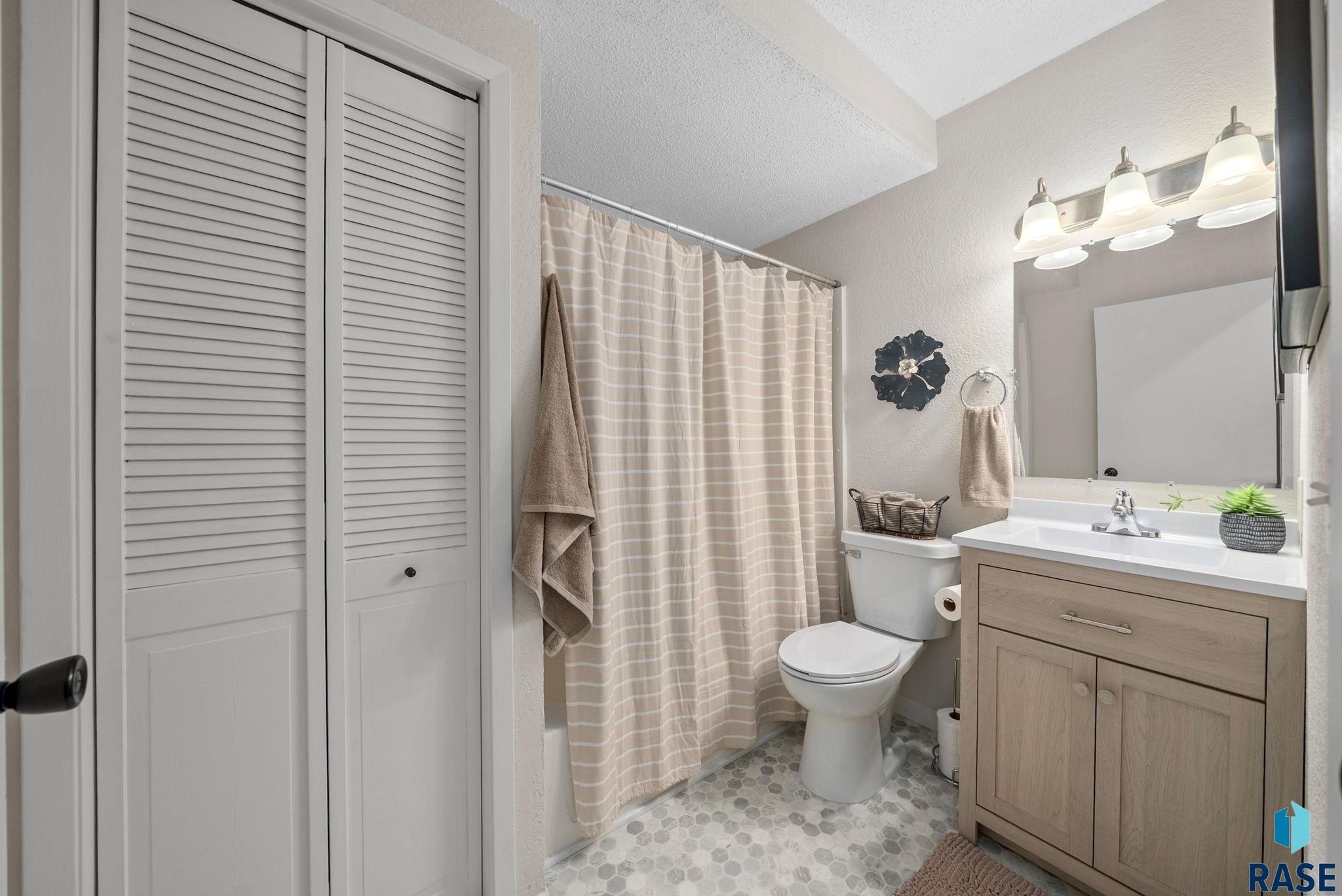 Sioux Falls, South Dakota 57104, United States, 2 Bedrooms Bedrooms, ,2 BathroomsBathrooms,Residential,Pending,203049