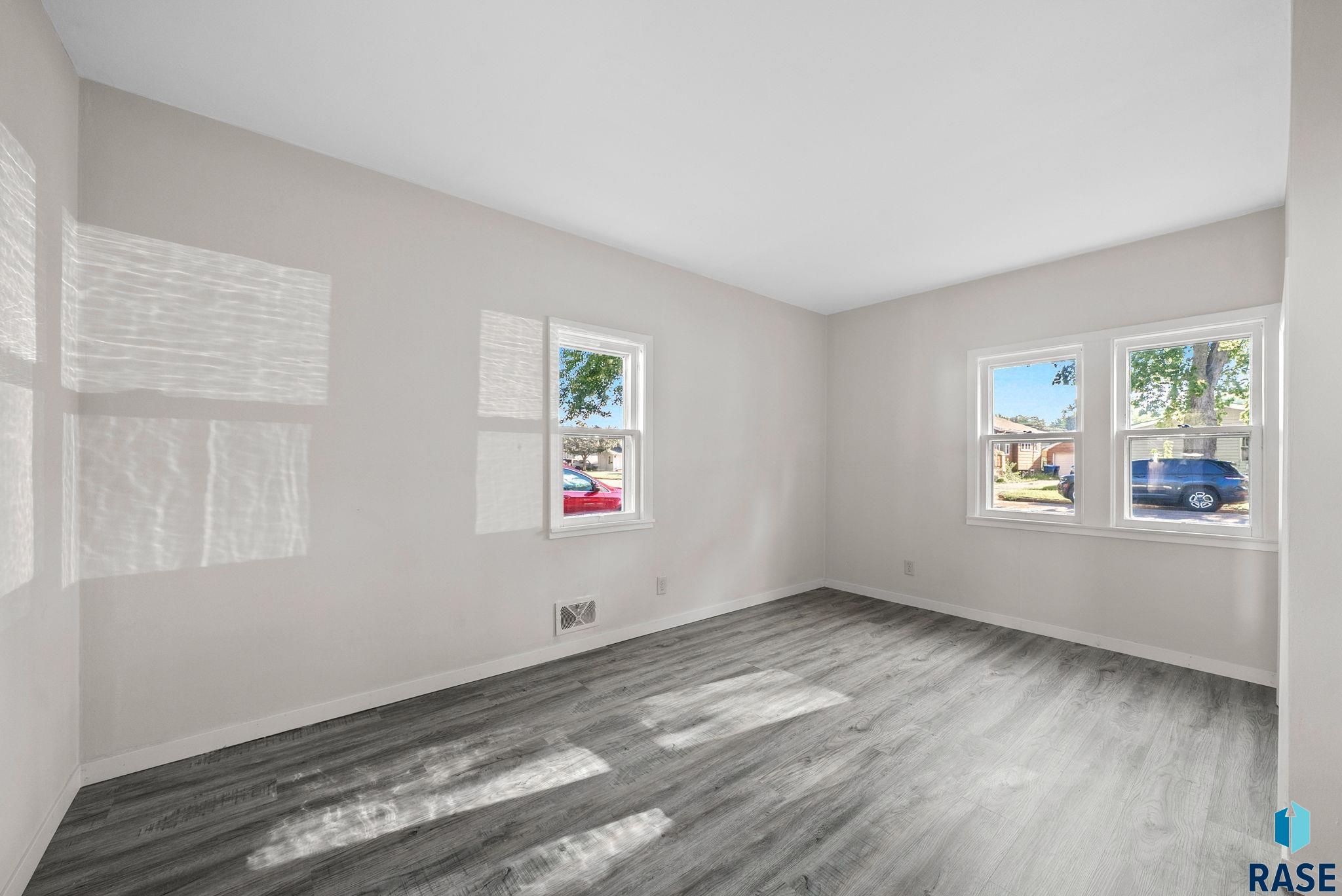 Sioux Falls, South Dakota 57104, United States, 2 Bedrooms Bedrooms, ,2 BathroomsBathrooms,Residential,Pending,203049