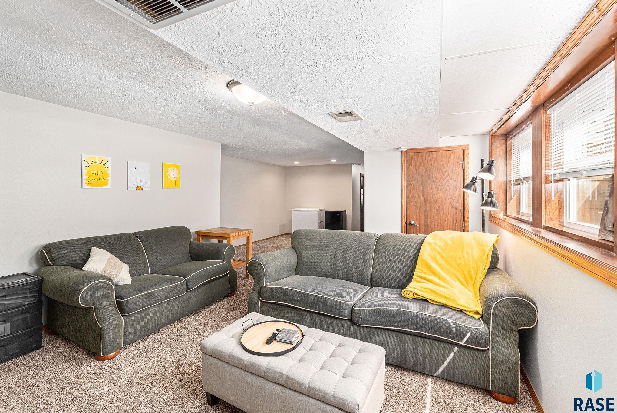 Sioux Falls, South Dakota 57103, United States, 3 Bedrooms Bedrooms, ,2 BathroomsBathrooms,Residential,Pending,198735