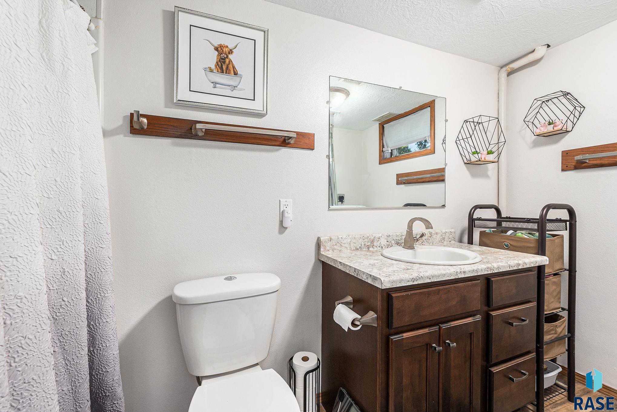 Sioux Falls, South Dakota 57103, United States, 3 Bedrooms Bedrooms, ,2 BathroomsBathrooms,Residential,Pending,198735