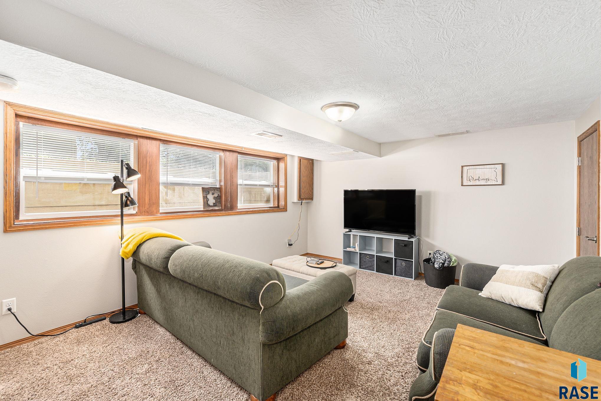 Sioux Falls, South Dakota 57103, United States, 3 Bedrooms Bedrooms, ,2 BathroomsBathrooms,Residential,Pending,198735