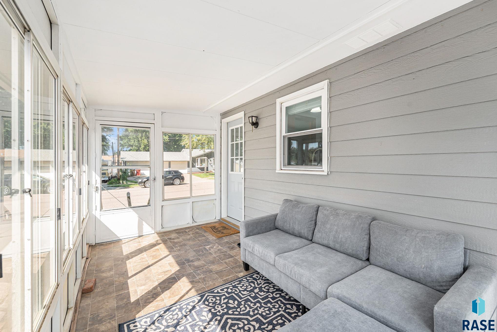 Sioux Falls, South Dakota 57103, United States, 3 Bedrooms Bedrooms, ,2 BathroomsBathrooms,Residential,Pending,198735