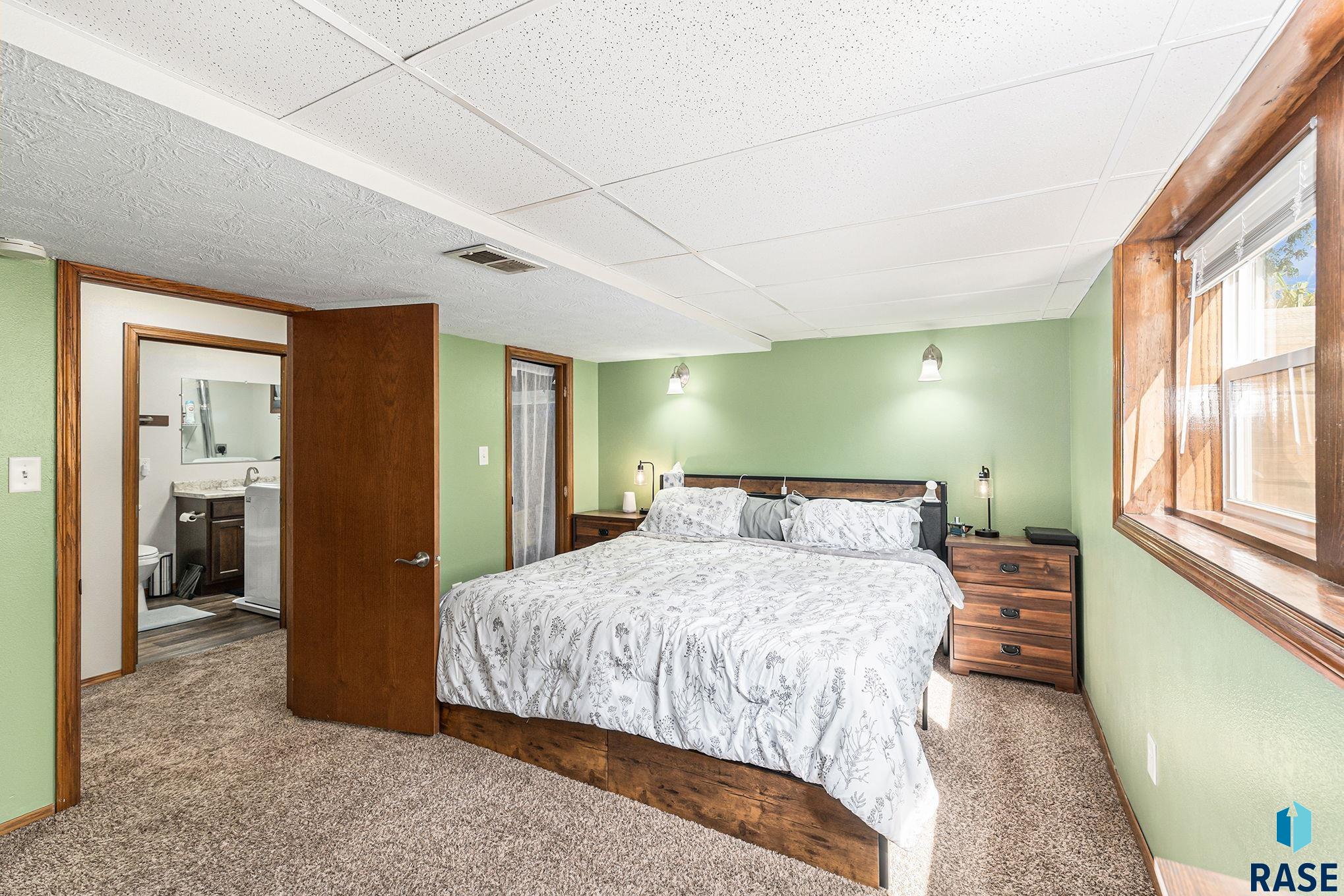 Sioux Falls, South Dakota 57103, United States, 3 Bedrooms Bedrooms, ,2 BathroomsBathrooms,Residential,Pending,198735