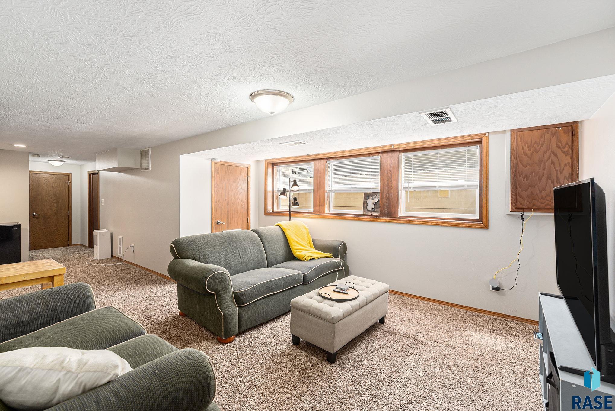 Sioux Falls, South Dakota 57103, United States, 3 Bedrooms Bedrooms, ,2 BathroomsBathrooms,Residential,Pending,198735