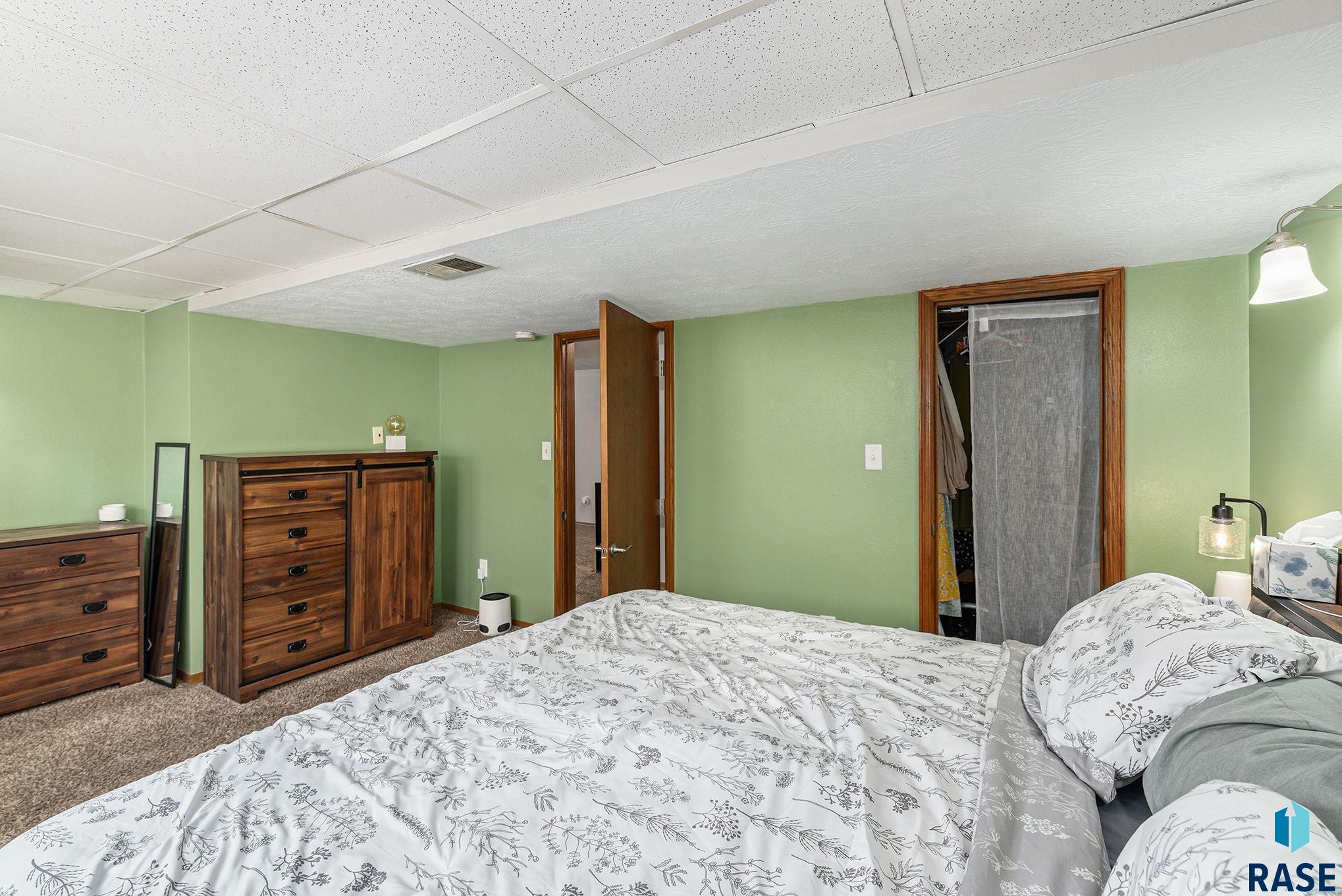 Sioux Falls, South Dakota 57103, United States, 3 Bedrooms Bedrooms, ,2 BathroomsBathrooms,Residential,Pending,198735