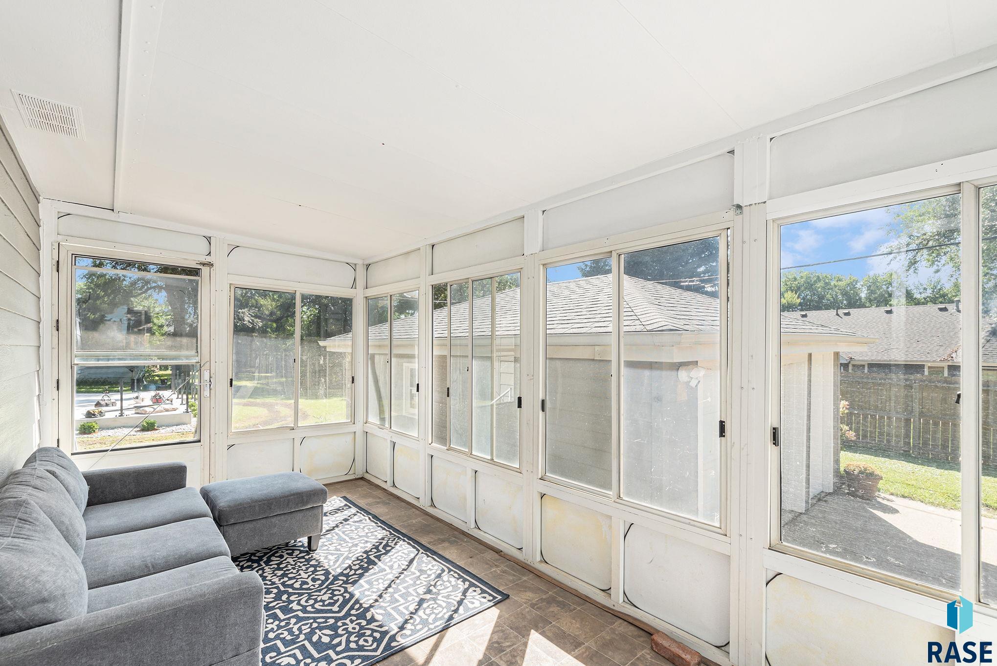 Sioux Falls, South Dakota 57103, United States, 3 Bedrooms Bedrooms, ,2 BathroomsBathrooms,Residential,Pending,198735