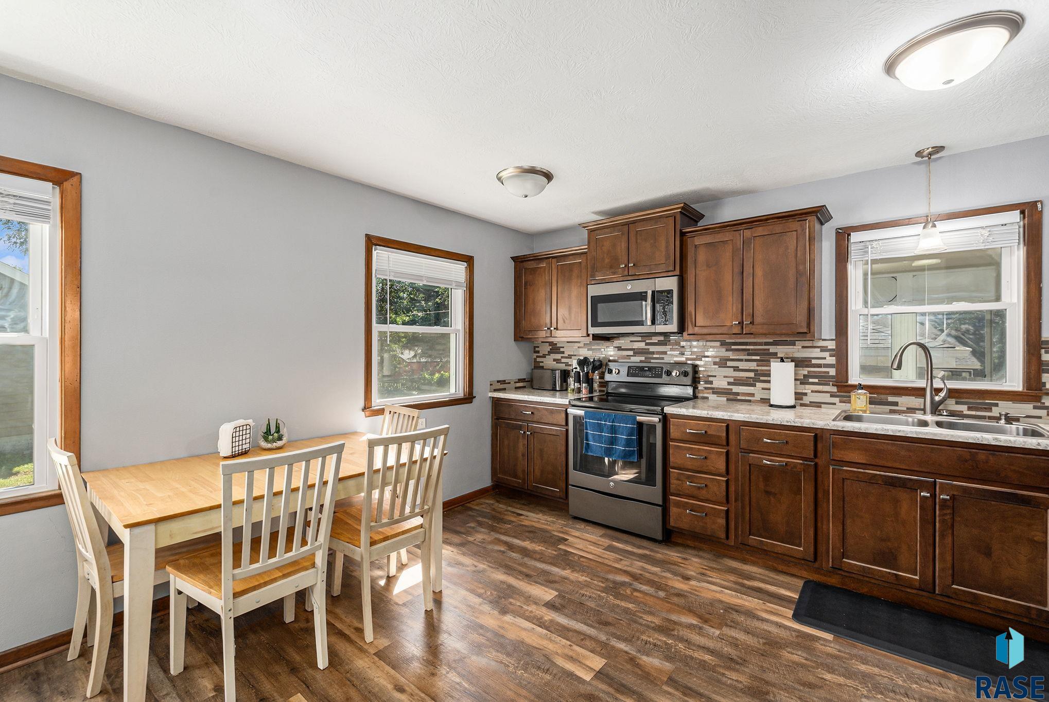 Sioux Falls, South Dakota 57103, United States, 3 Bedrooms Bedrooms, ,2 BathroomsBathrooms,Residential,Pending,198735