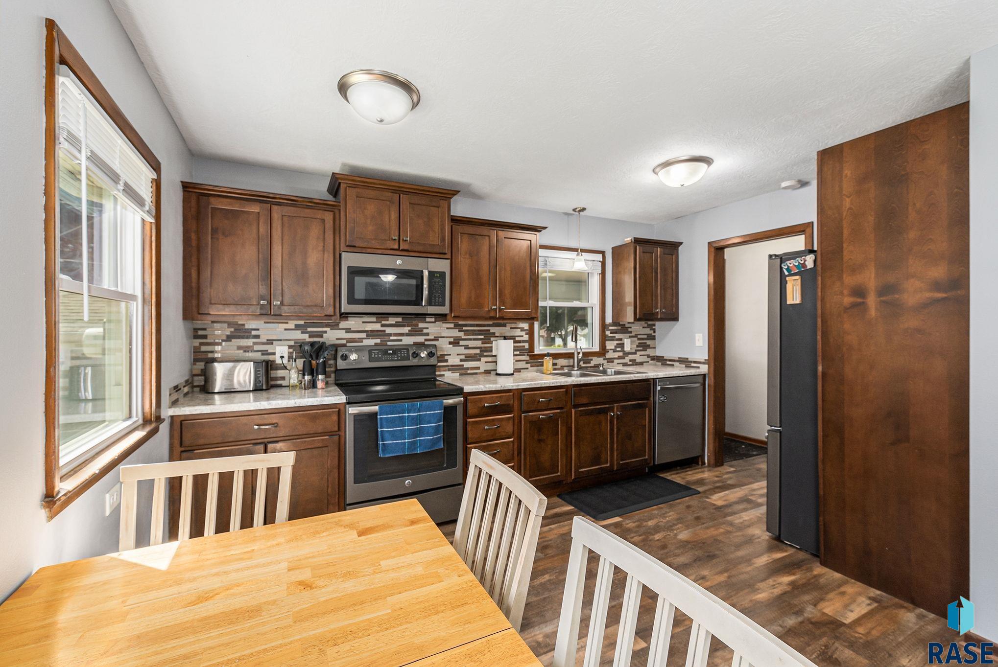 Sioux Falls, South Dakota 57103, United States, 3 Bedrooms Bedrooms, ,2 BathroomsBathrooms,Residential,Pending,198735