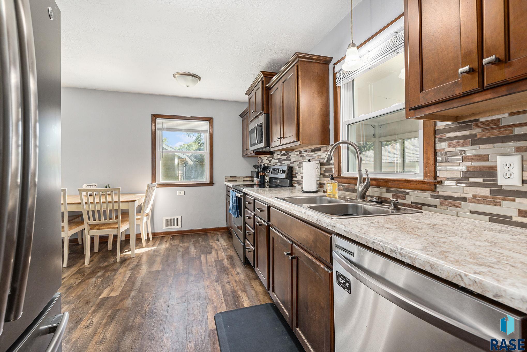 Sioux Falls, South Dakota 57103, United States, 3 Bedrooms Bedrooms, ,2 BathroomsBathrooms,Residential,Pending,198735