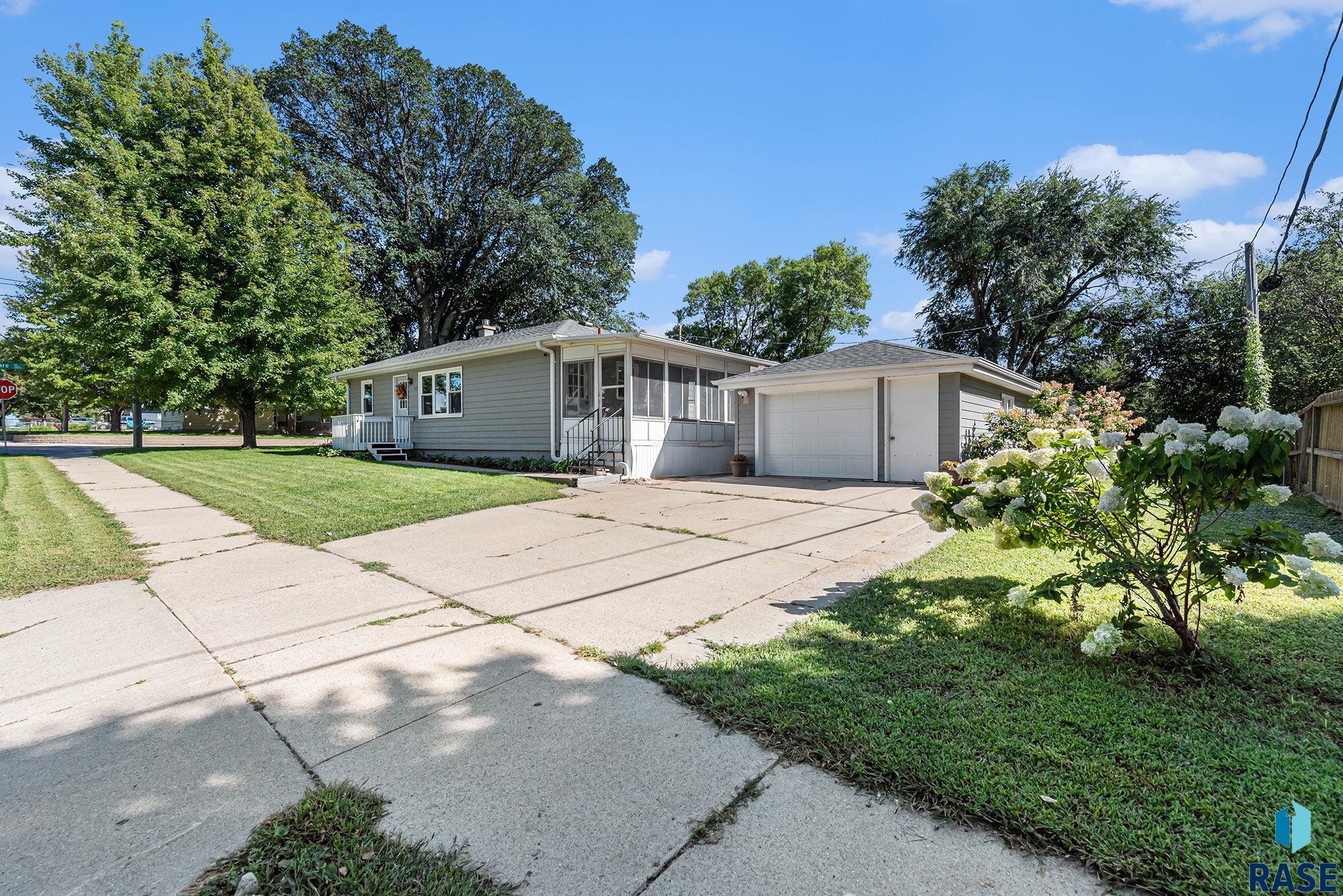 Sioux Falls, South Dakota 57103, United States, 3 Bedrooms Bedrooms, ,2 BathroomsBathrooms,Residential,Pending,198735