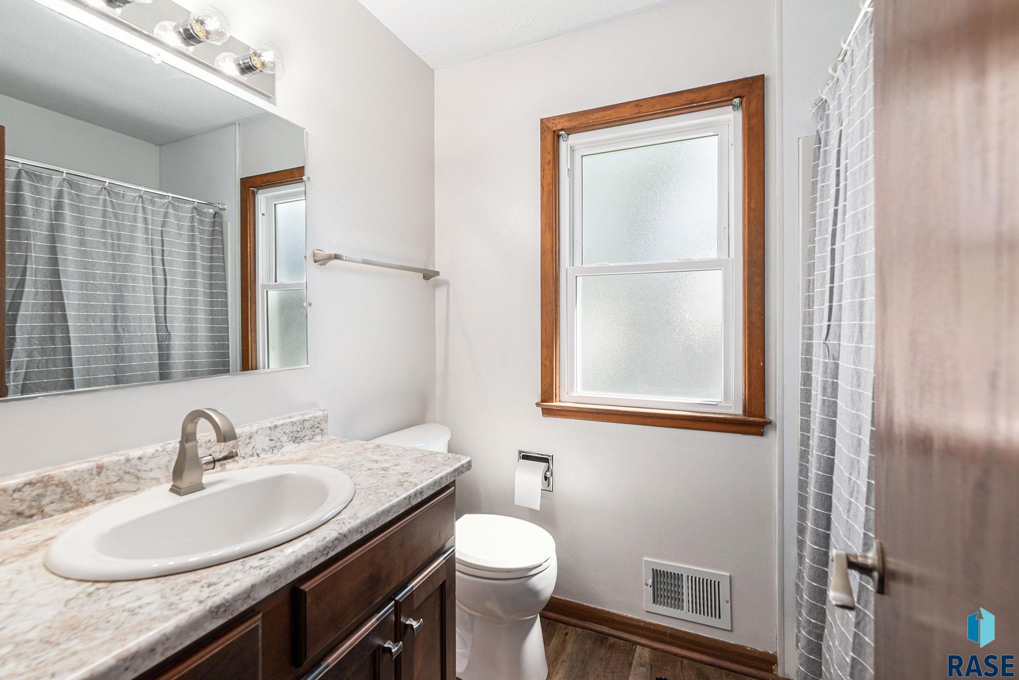 Sioux Falls, South Dakota 57103, United States, 3 Bedrooms Bedrooms, ,2 BathroomsBathrooms,Residential,Pending,198735