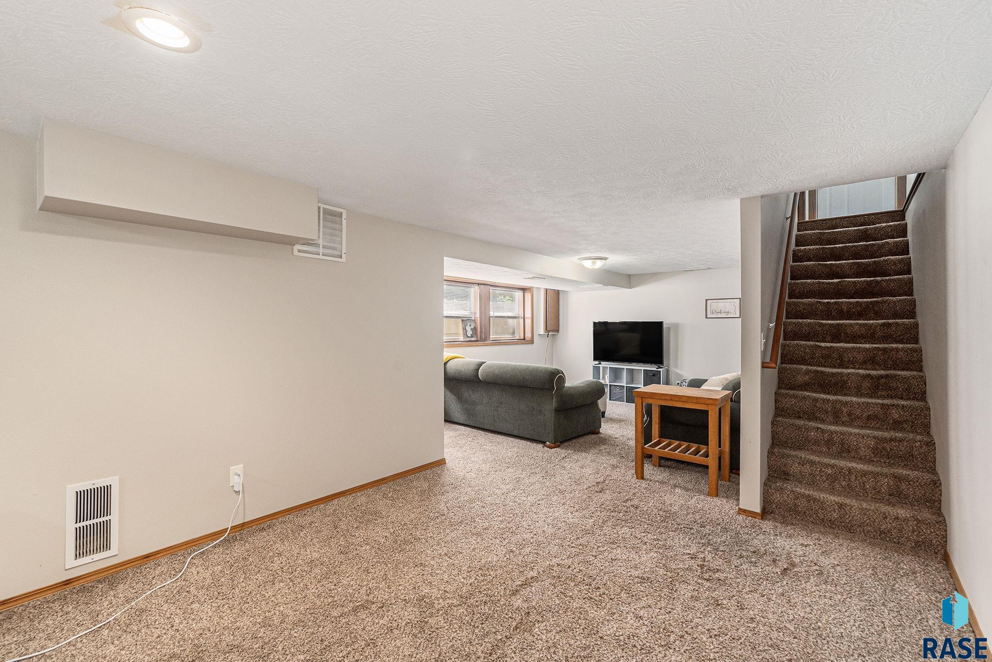 Sioux Falls, South Dakota 57103, United States, 3 Bedrooms Bedrooms, ,2 BathroomsBathrooms,Residential,Pending,198735