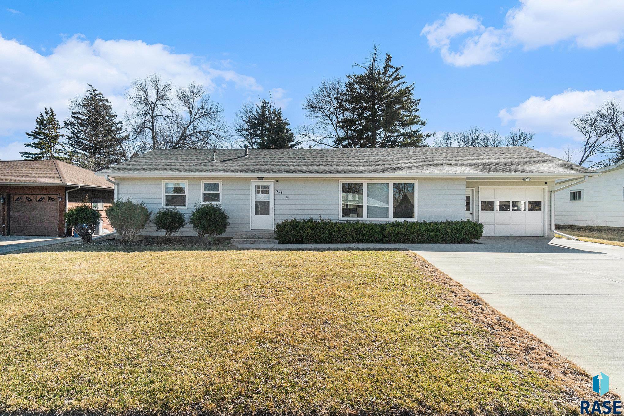 928 N Summit Ave Avenue, Madison, South Dakota image 1