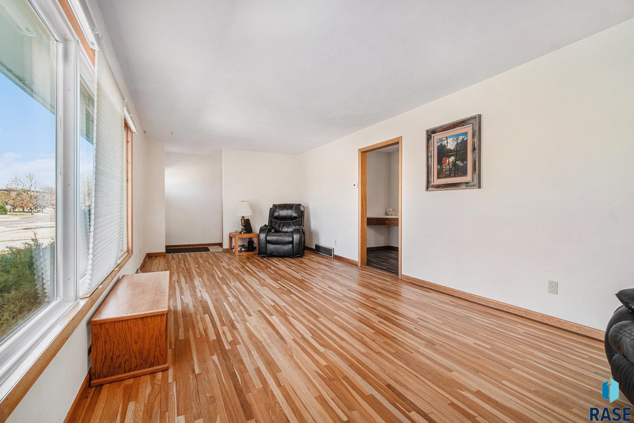 928 N Summit Ave Avenue, Madison, South Dakota image 5