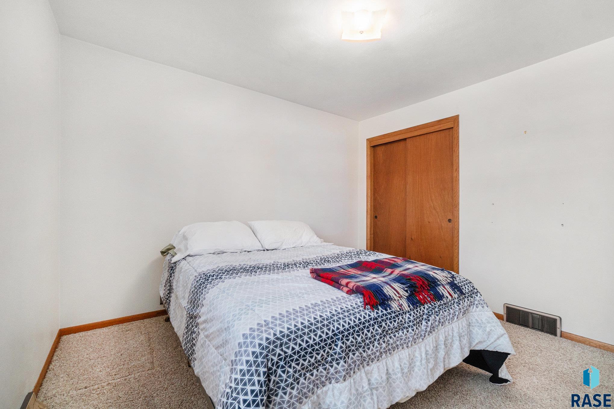 928 N Summit Ave Avenue, Madison, South Dakota image 18