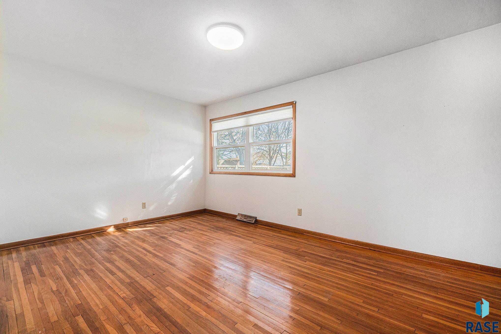 928 N Summit Ave Avenue, Madison, South Dakota image 12