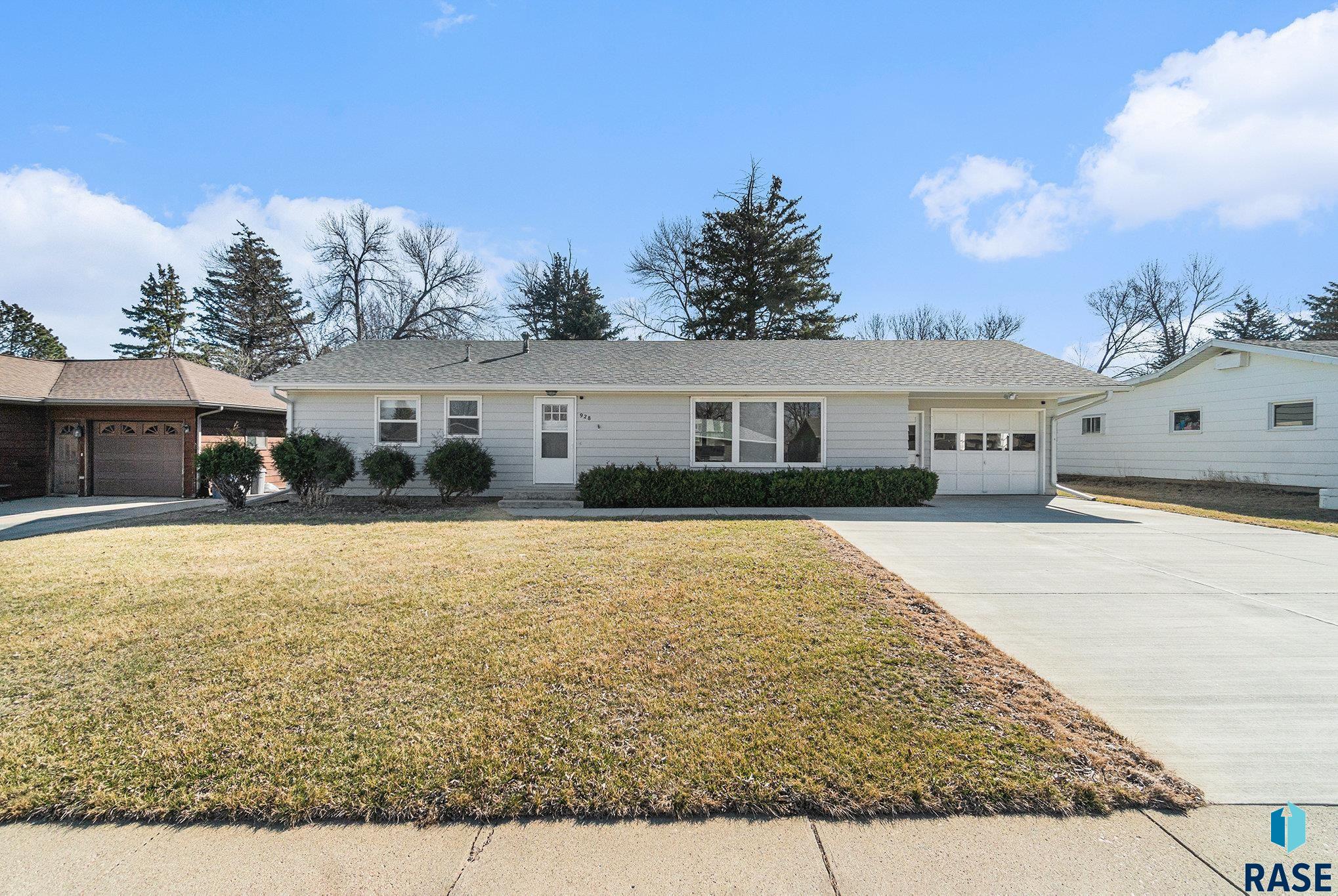 928 N Summit Ave Avenue, Madison, South Dakota image 2