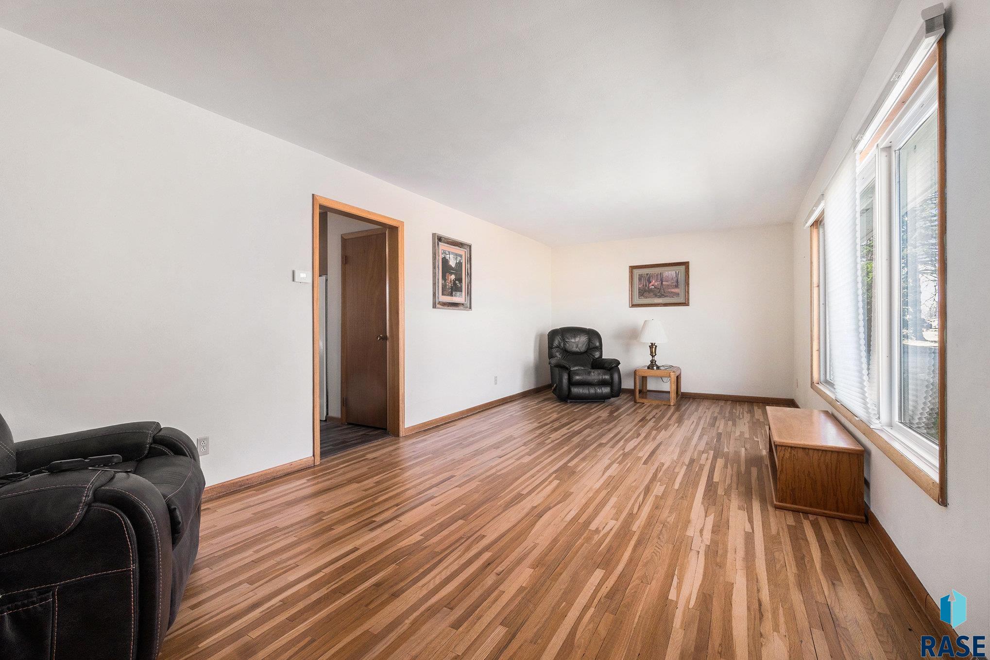 928 N Summit Ave Avenue, Madison, South Dakota image 4