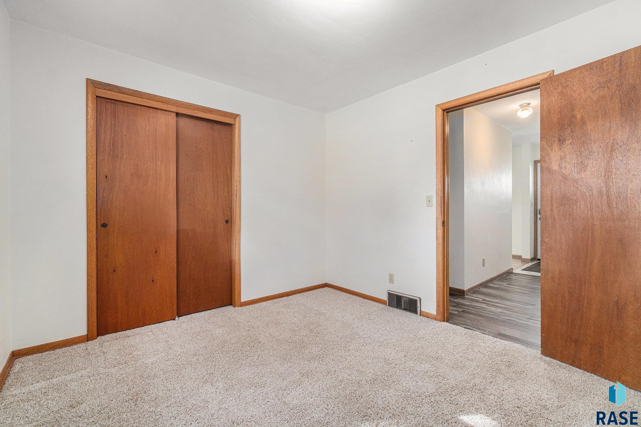928 N Summit Ave Avenue, Madison, South Dakota image 15