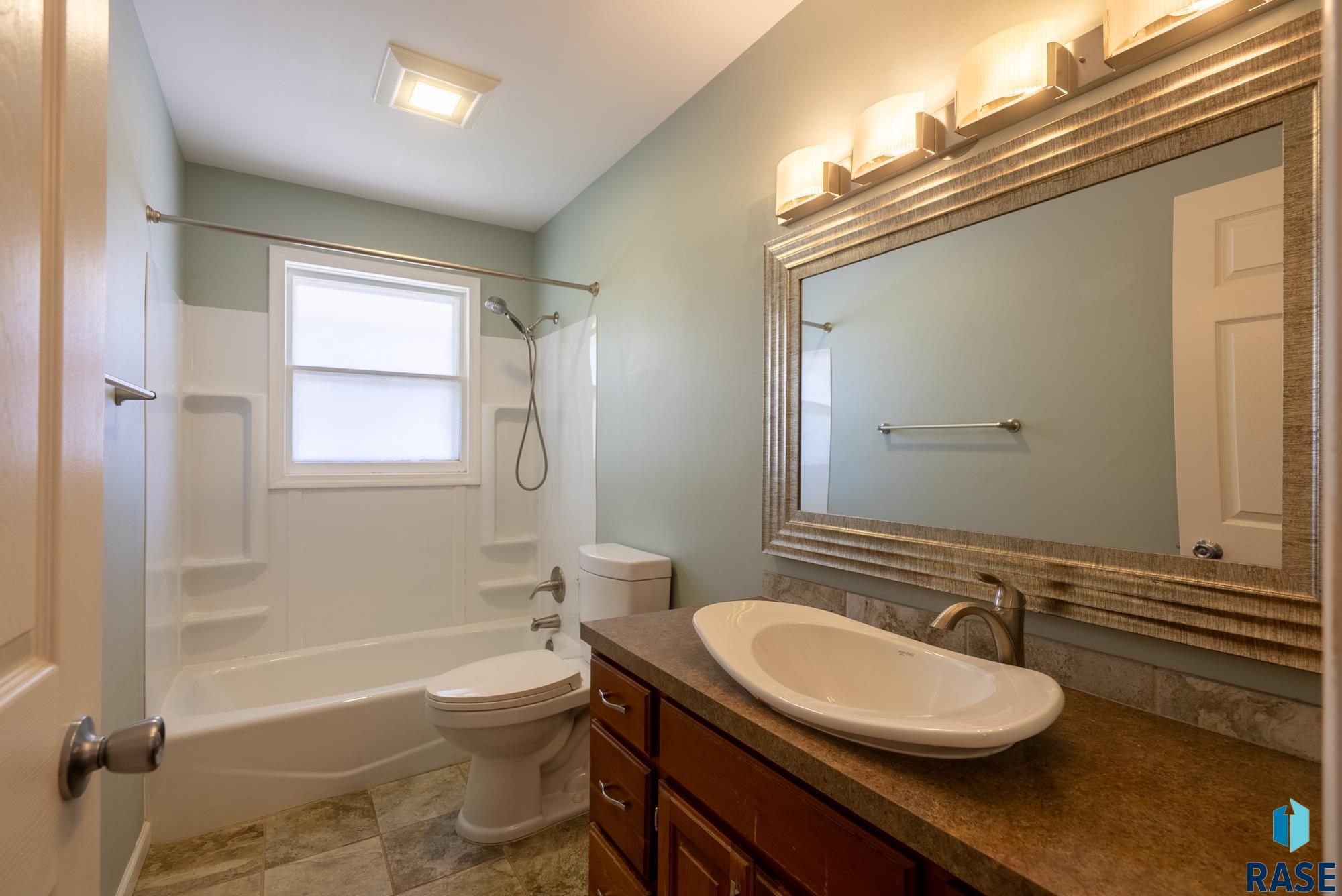 Sioux Falls, South Dakota 57105, United States, 4 Bedrooms Bedrooms, ,2 BathroomsBathrooms,Residential,Pending,184016