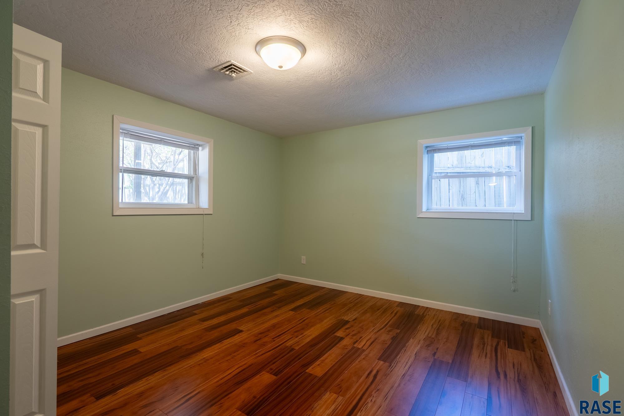 Sioux Falls, South Dakota 57105, United States, 4 Bedrooms Bedrooms, ,2 BathroomsBathrooms,Residential,Pending,184016