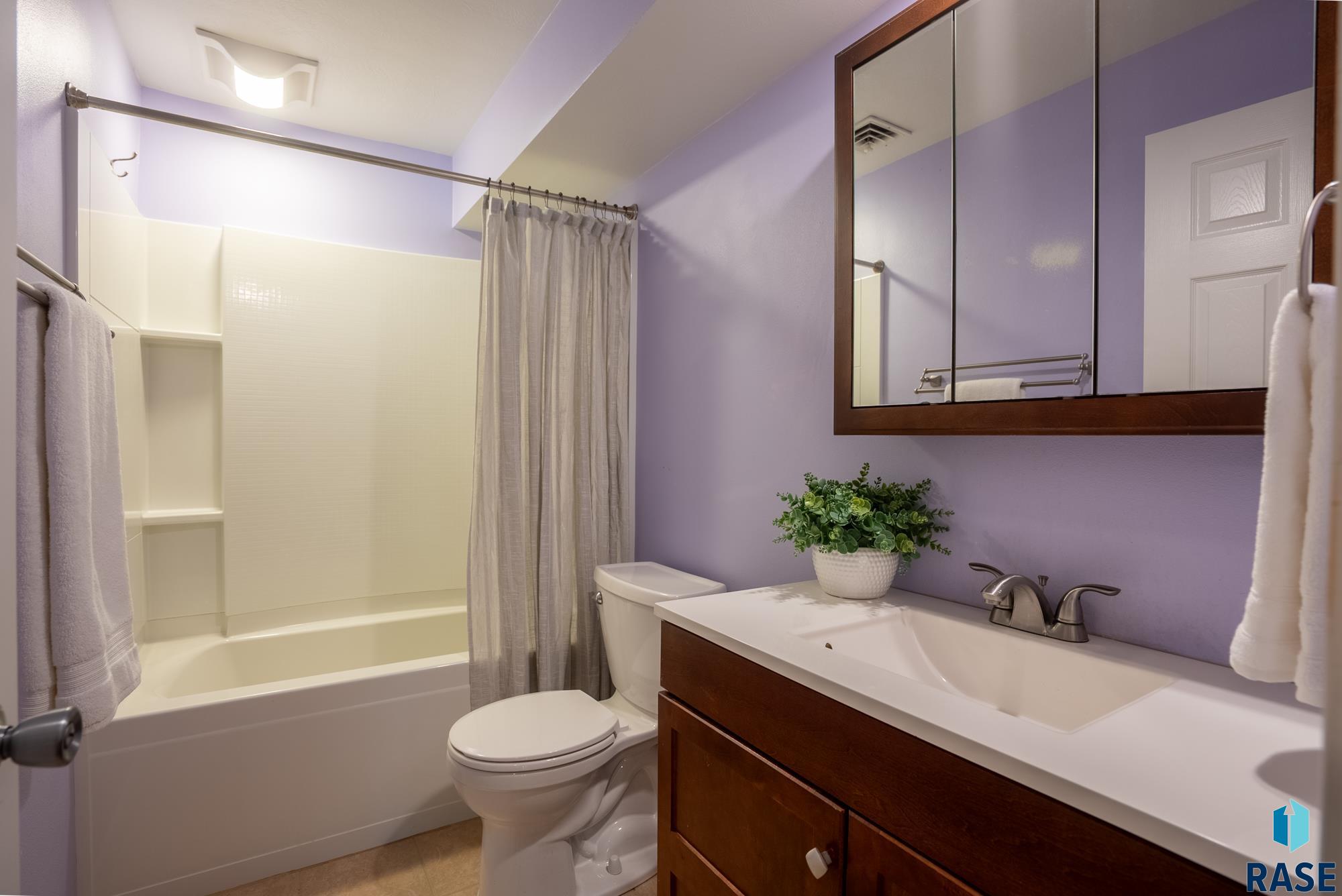 Sioux Falls, South Dakota 57105, United States, 4 Bedrooms Bedrooms, ,2 BathroomsBathrooms,Residential,Pending,184016