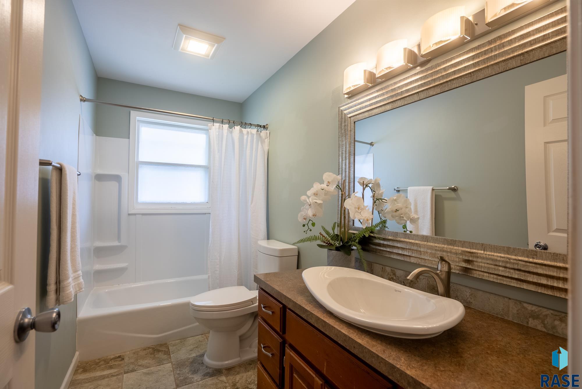 Sioux Falls, South Dakota 57105, United States, 4 Bedrooms Bedrooms, ,2 BathroomsBathrooms,Residential,Pending,184016