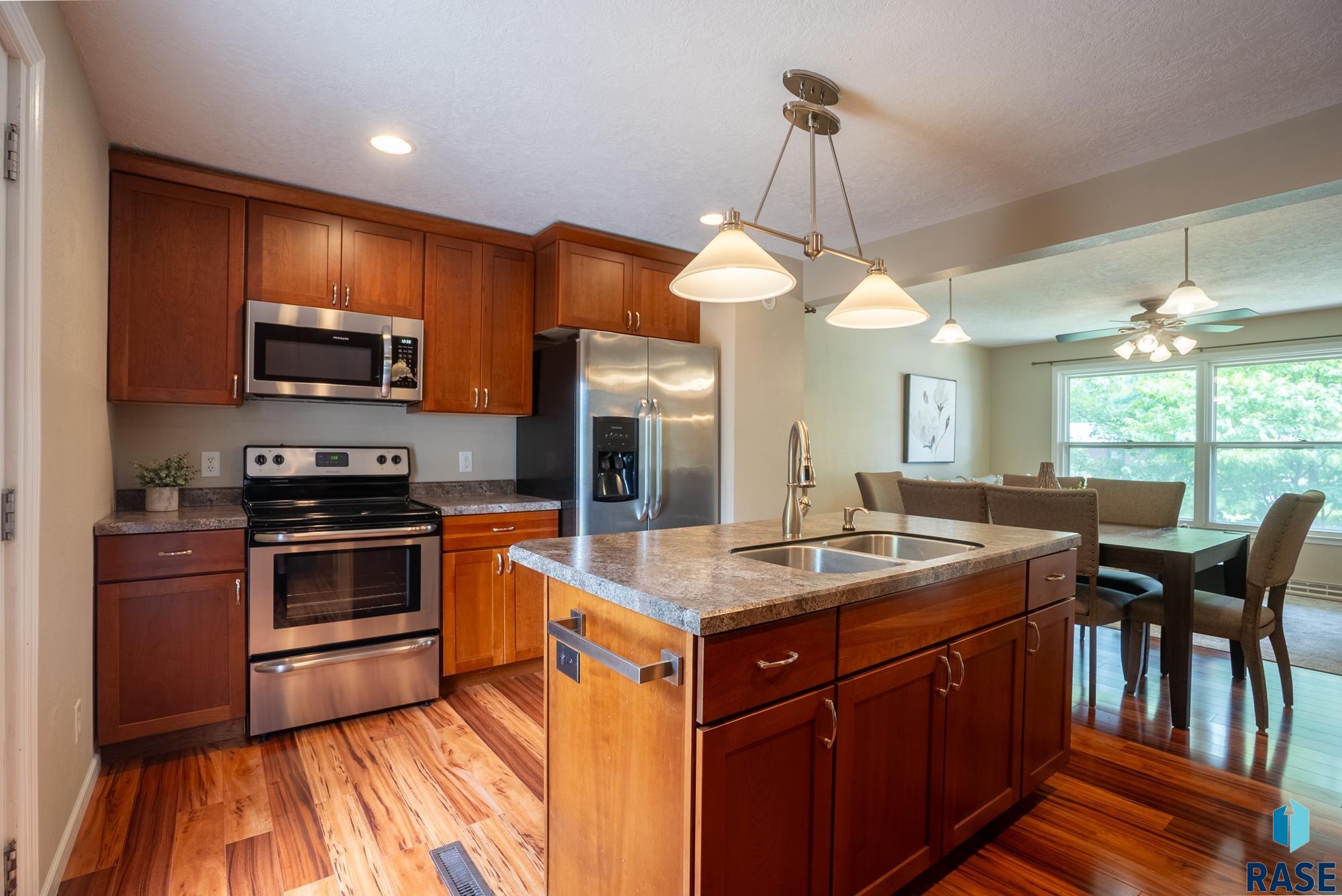 Sioux Falls, South Dakota 57105, United States, 4 Bedrooms Bedrooms, ,2 BathroomsBathrooms,Residential,Pending,184016