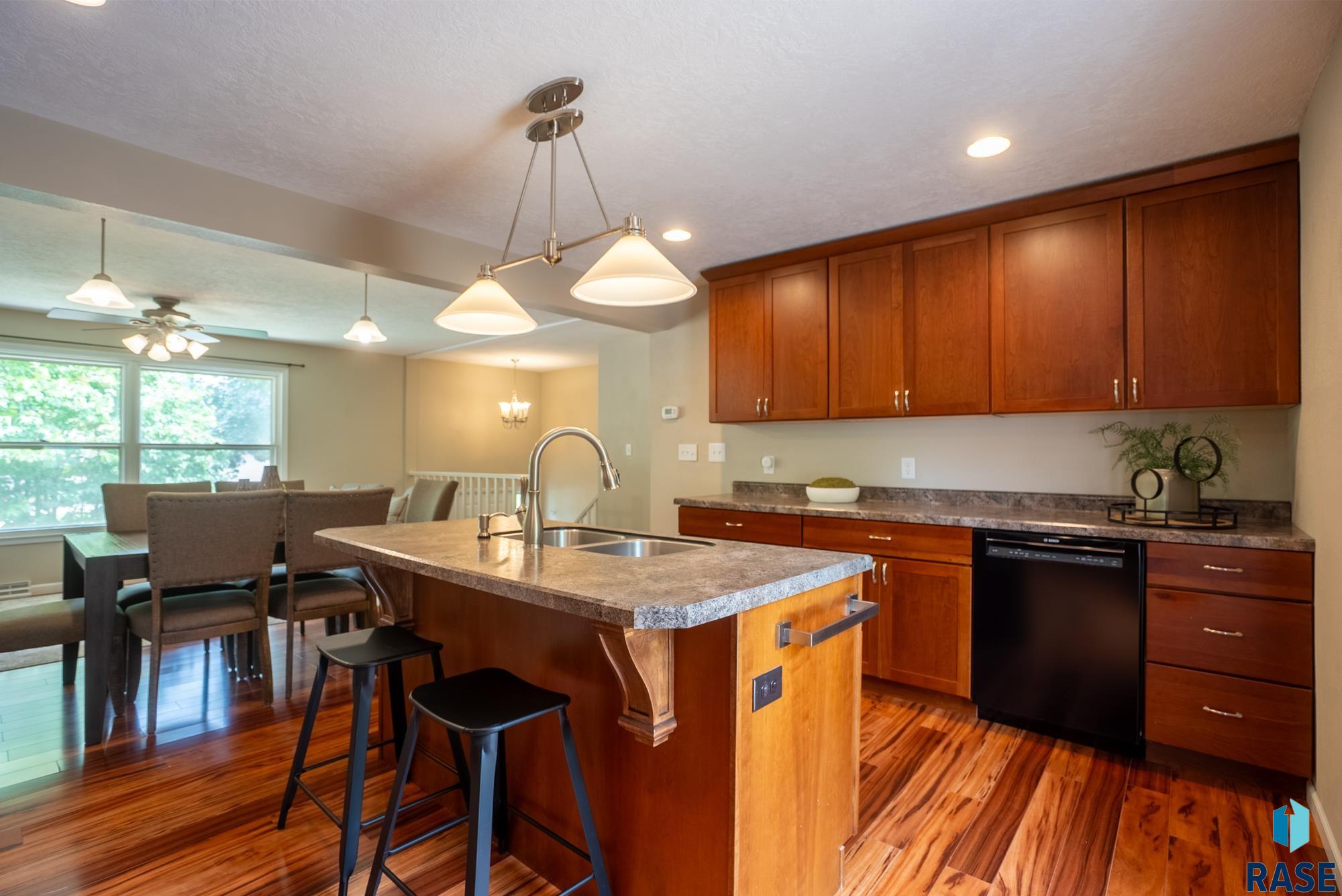 Sioux Falls, South Dakota 57105, United States, 4 Bedrooms Bedrooms, ,2 BathroomsBathrooms,Residential,Pending,184016