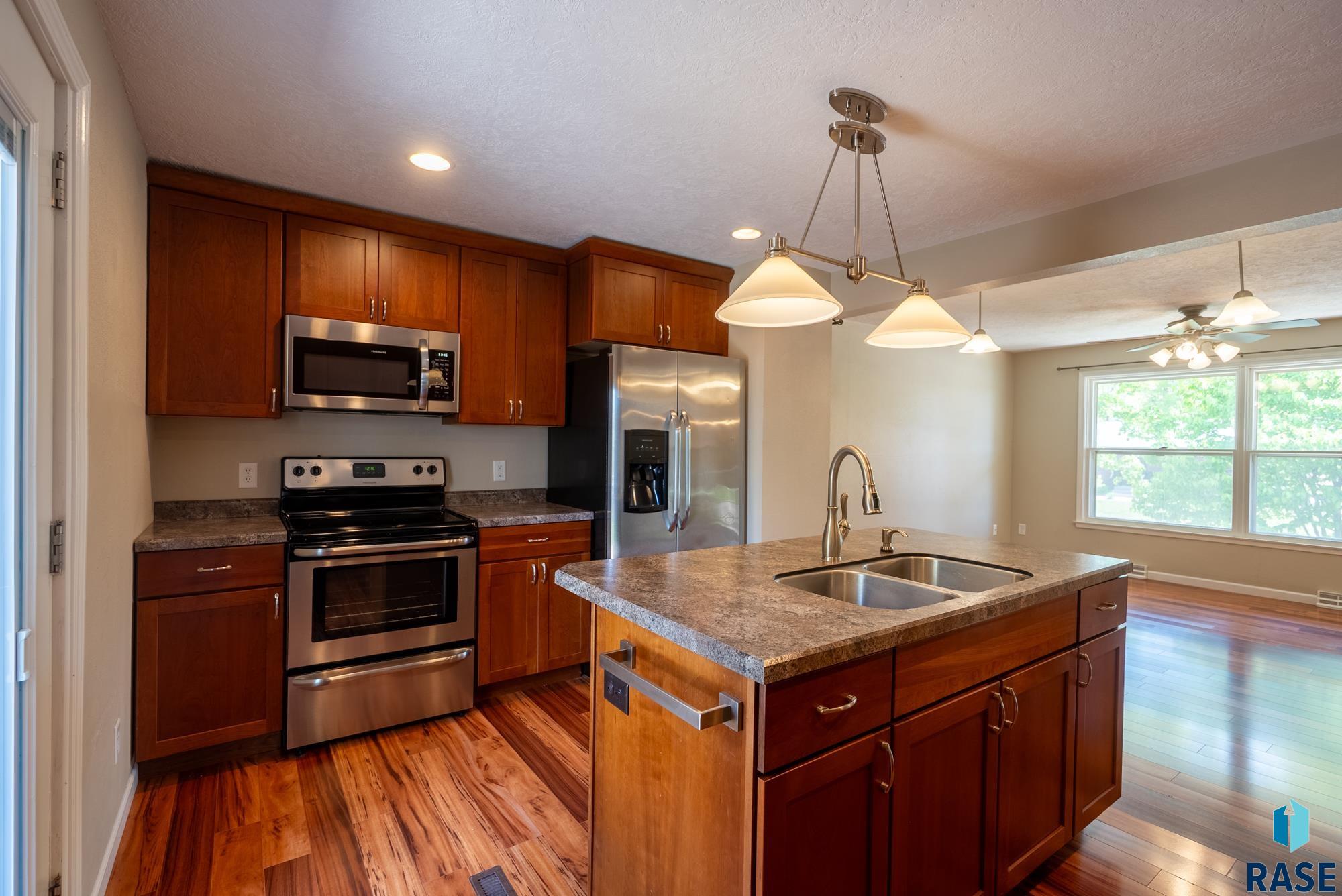 Sioux Falls, South Dakota 57105, United States, 4 Bedrooms Bedrooms, ,2 BathroomsBathrooms,Residential,Pending,184016