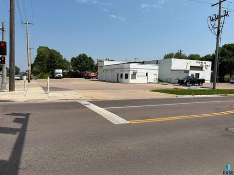 Photo of 400 N Weber Ave, Sioux Falls, SD 57103 (MLS # 22504718)