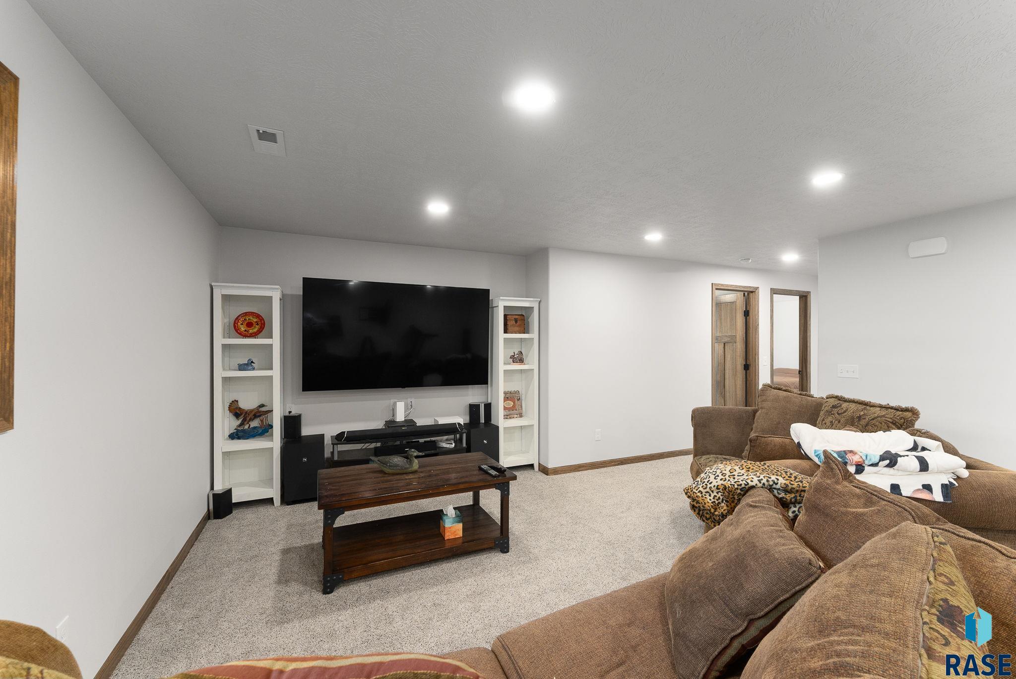 Sioux Falls, South Dakota 57108, United States, 5 Bedrooms Bedrooms, ,3 BathroomsBathrooms,Residential,Active,204617