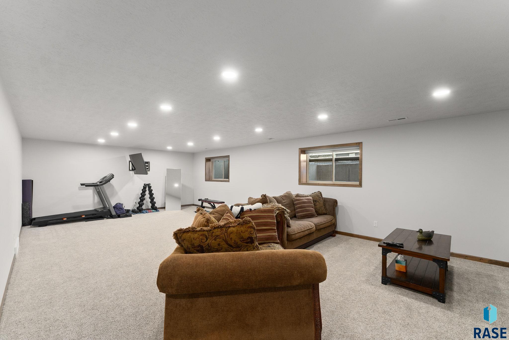 Sioux Falls, South Dakota 57108, United States, 5 Bedrooms Bedrooms, ,3 BathroomsBathrooms,Residential,Active,204617