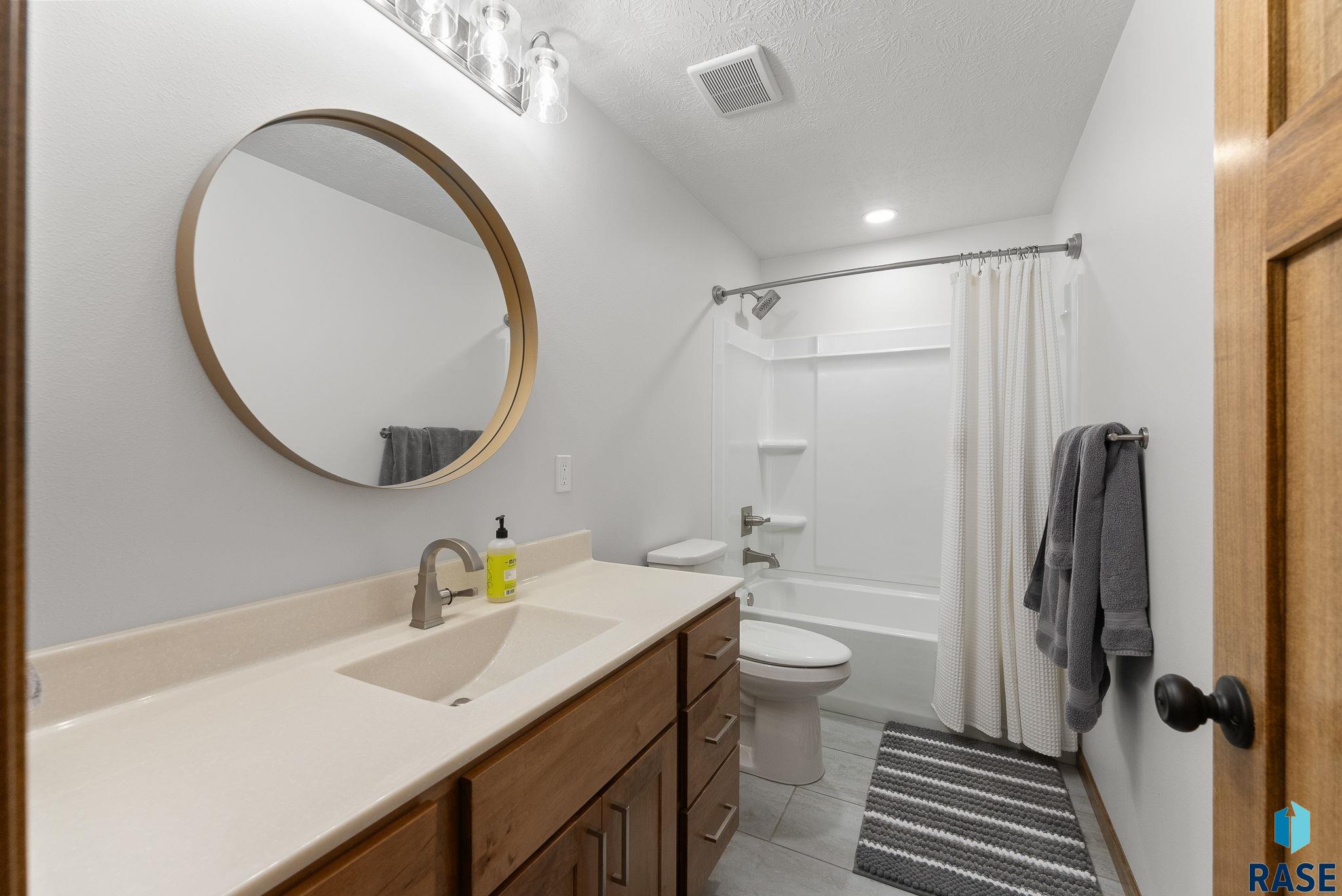 Sioux Falls, South Dakota 57108, United States, 5 Bedrooms Bedrooms, ,3 BathroomsBathrooms,Residential,Active,204617