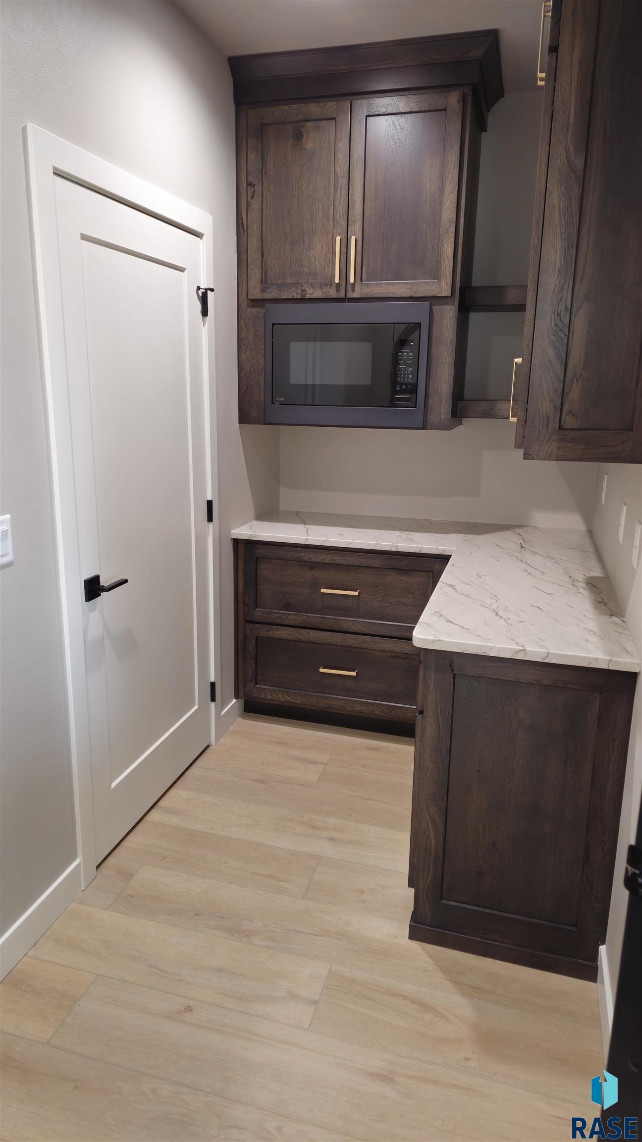 Sioux Falls, South Dakota 57110, United States, 4 Bedrooms Bedrooms, ,4 BathroomsBathrooms,Residential,Contingent,43986