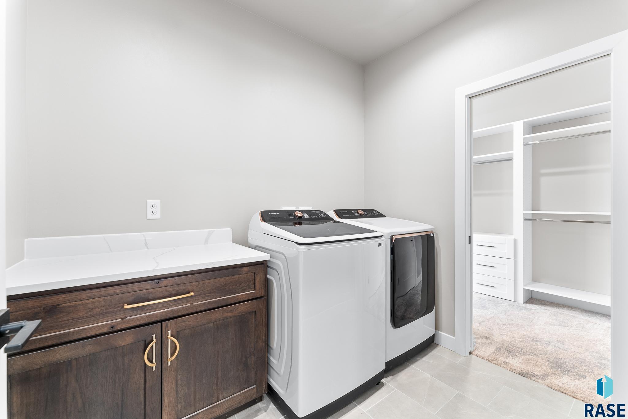 Sioux Falls, South Dakota 57110, United States, 4 Bedrooms Bedrooms, ,4 BathroomsBathrooms,Residential,Contingent,43986