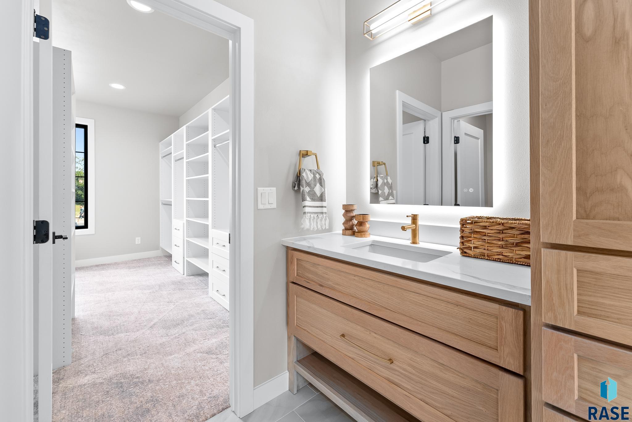 Sioux Falls, South Dakota 57110, United States, 4 Bedrooms Bedrooms, ,4 BathroomsBathrooms,Residential,Contingent,43986