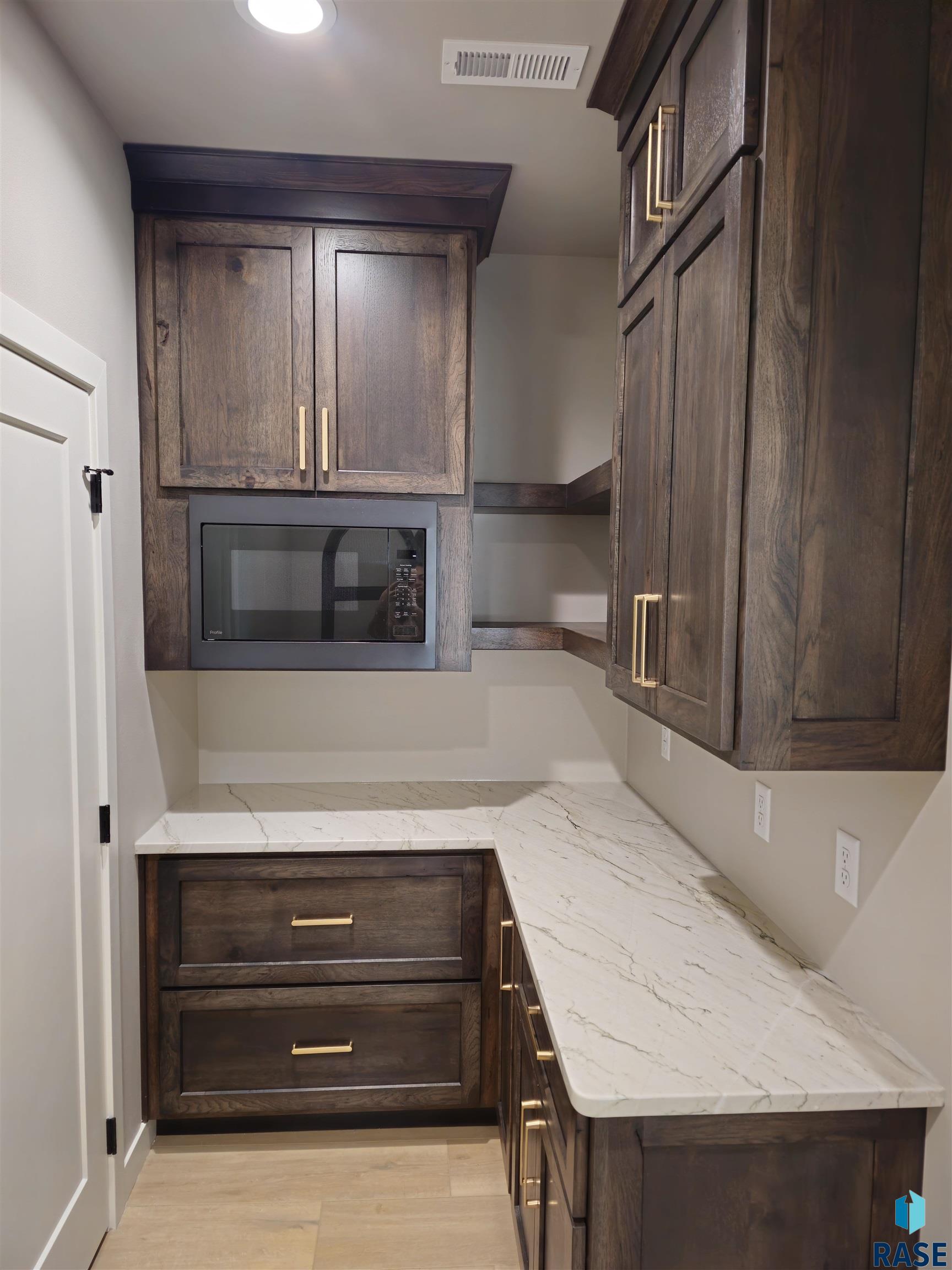 Sioux Falls, South Dakota 57110, United States, 4 Bedrooms Bedrooms, ,4 BathroomsBathrooms,Residential,Contingent,43986